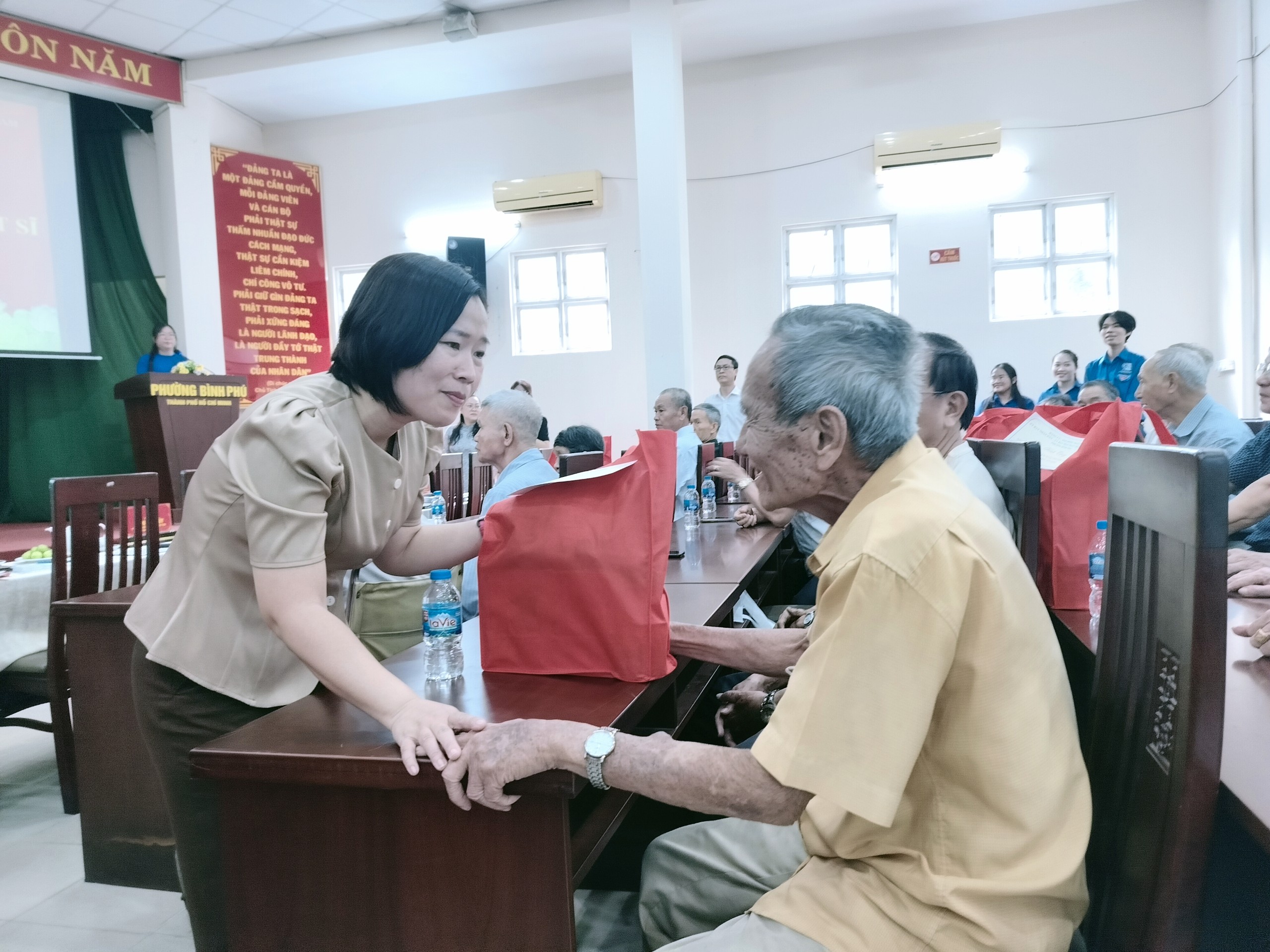 Phường B&igrave;nh Ph&uacute; họp mặt, chăm lo người c&oacute; c&ocirc;ng với c&aacute;ch mạng - Ảnh 1.