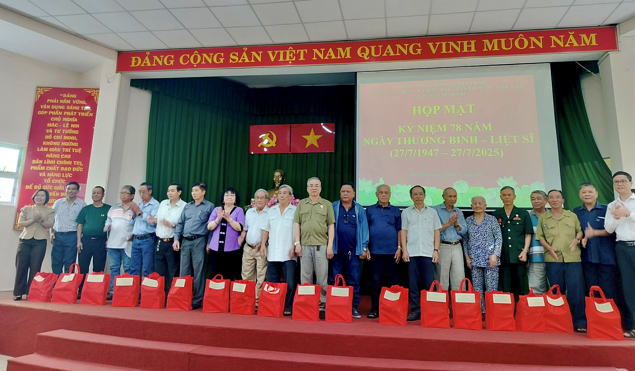 Phường B&igrave;nh Ph&uacute; họp mặt, chăm lo người c&oacute; c&ocirc;ng với c&aacute;ch mạng - Ảnh 2.