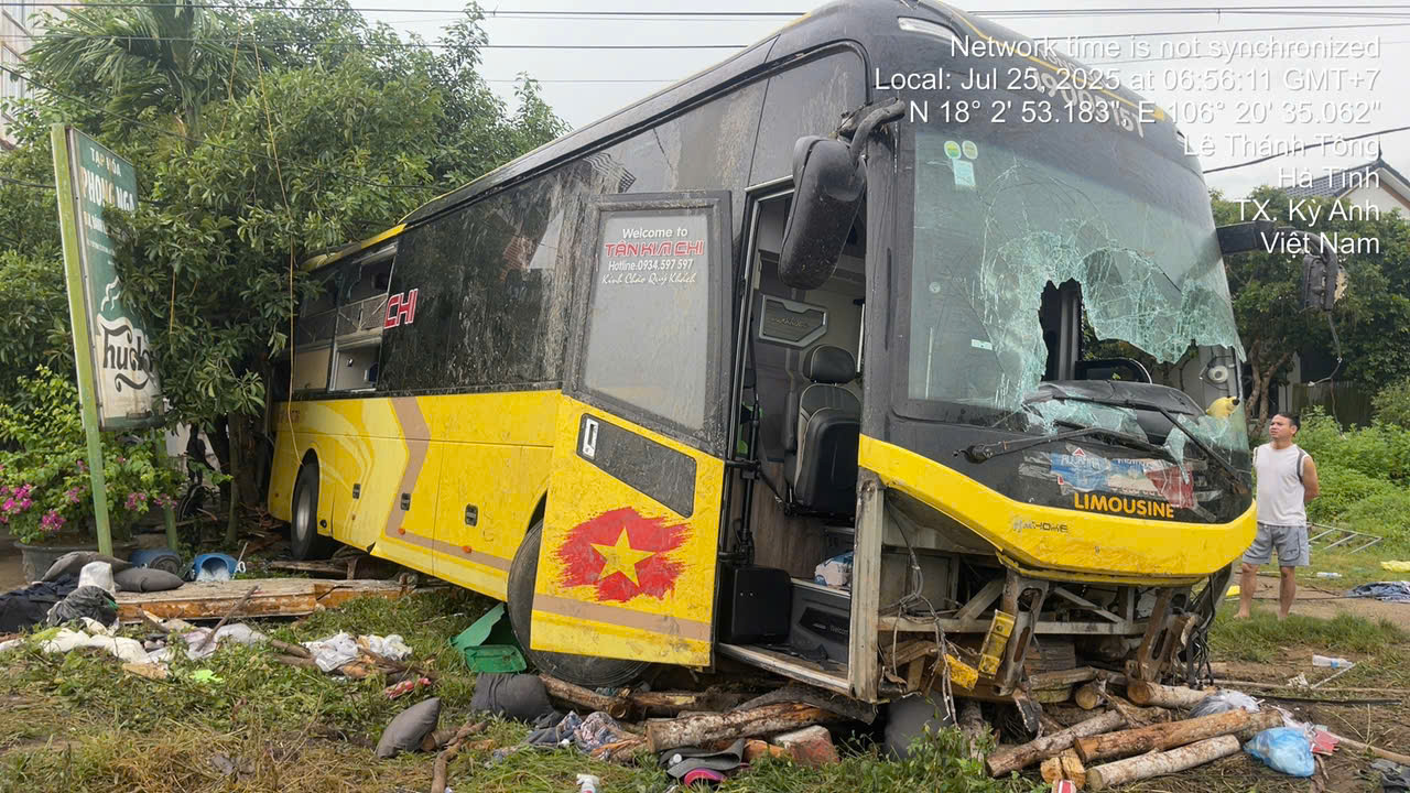 Vụ lật xe kh&aacute;ch 9 người tử vong, 15 người bị thương: X&aacute;c định nguy&ecirc;n nh&acirc;n ban đầu- Ảnh 1.