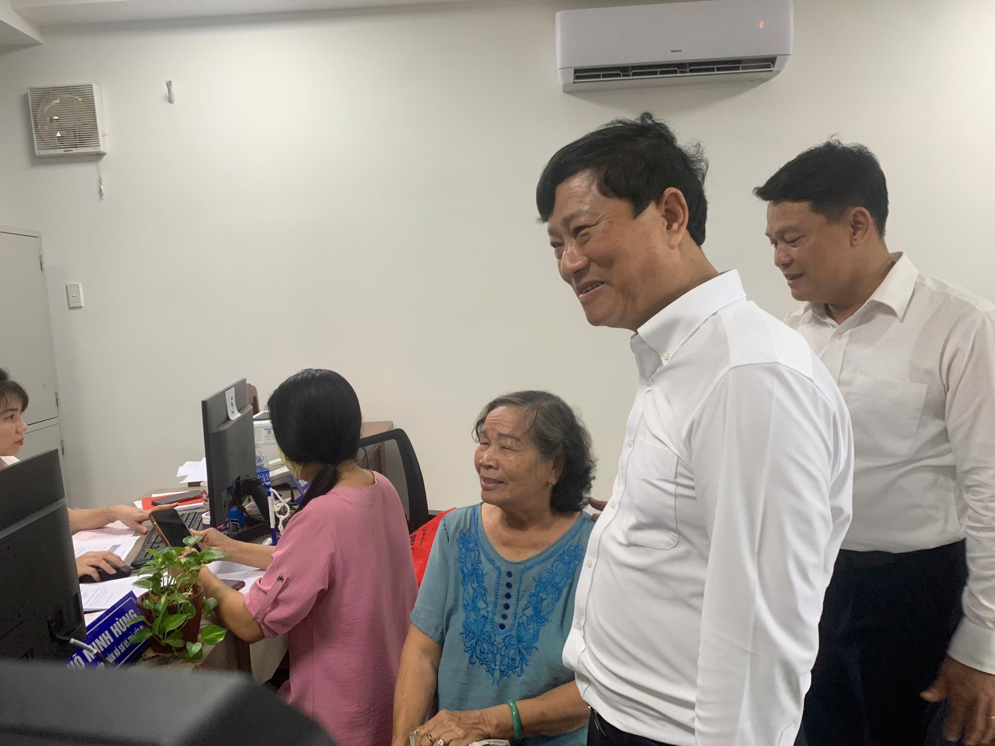 Chủ tịch HĐND TP HCM V&otilde; Văn Minh rất vui với &ldquo;việc nhỏ nhưng rất &yacute; nghĩa&rdquo; ở phường T&acirc;n Đ&ocirc;ng Hiệp- Ảnh 2.