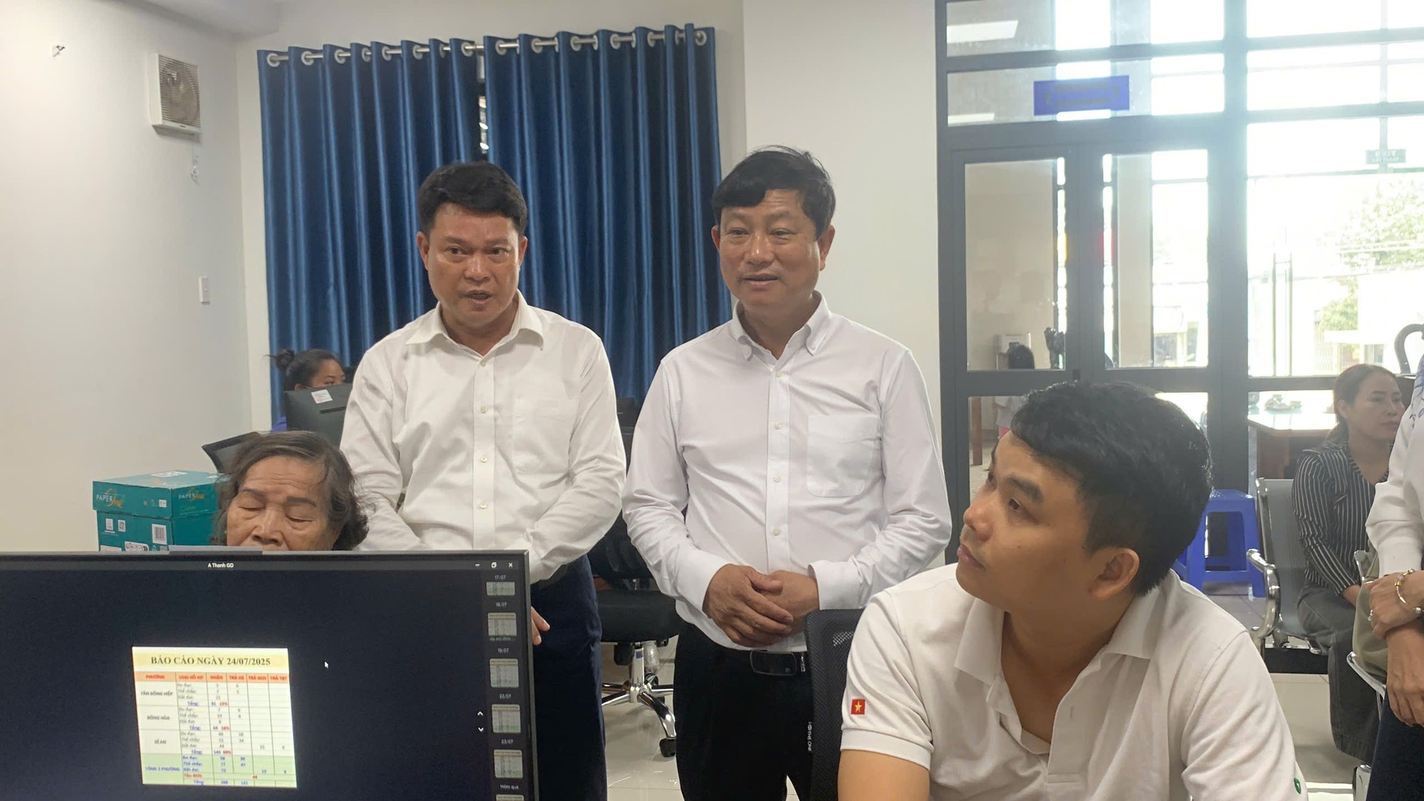 Chủ tịch HĐND TP HCM V&otilde; Văn Minh rất vui với &ldquo;việc nhỏ nhưng rất &yacute; nghĩa&rdquo; ở phường T&acirc;n Đ&ocirc;ng Hiệp- Ảnh 1.