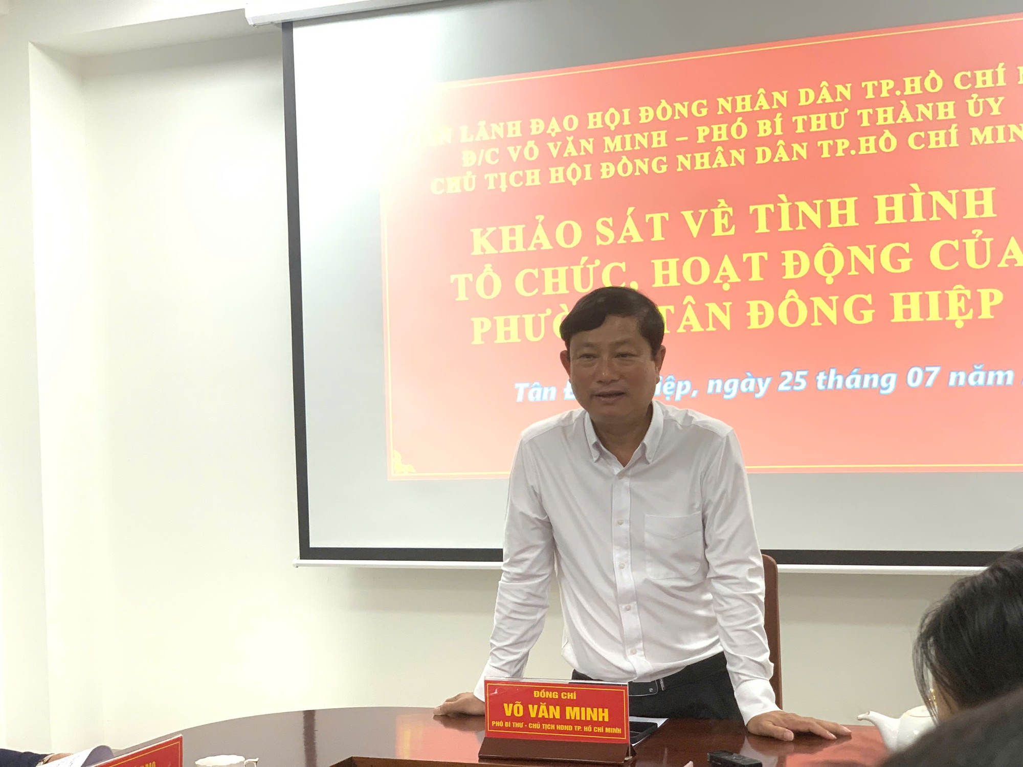 Chủ tịch HĐND TP HCM V&otilde; Văn Minh rất vui với &ldquo;việc nhỏ nhưng rất &yacute; nghĩa&rdquo; ở phường T&acirc;n Đ&ocirc;ng Hiệp- Ảnh 4.