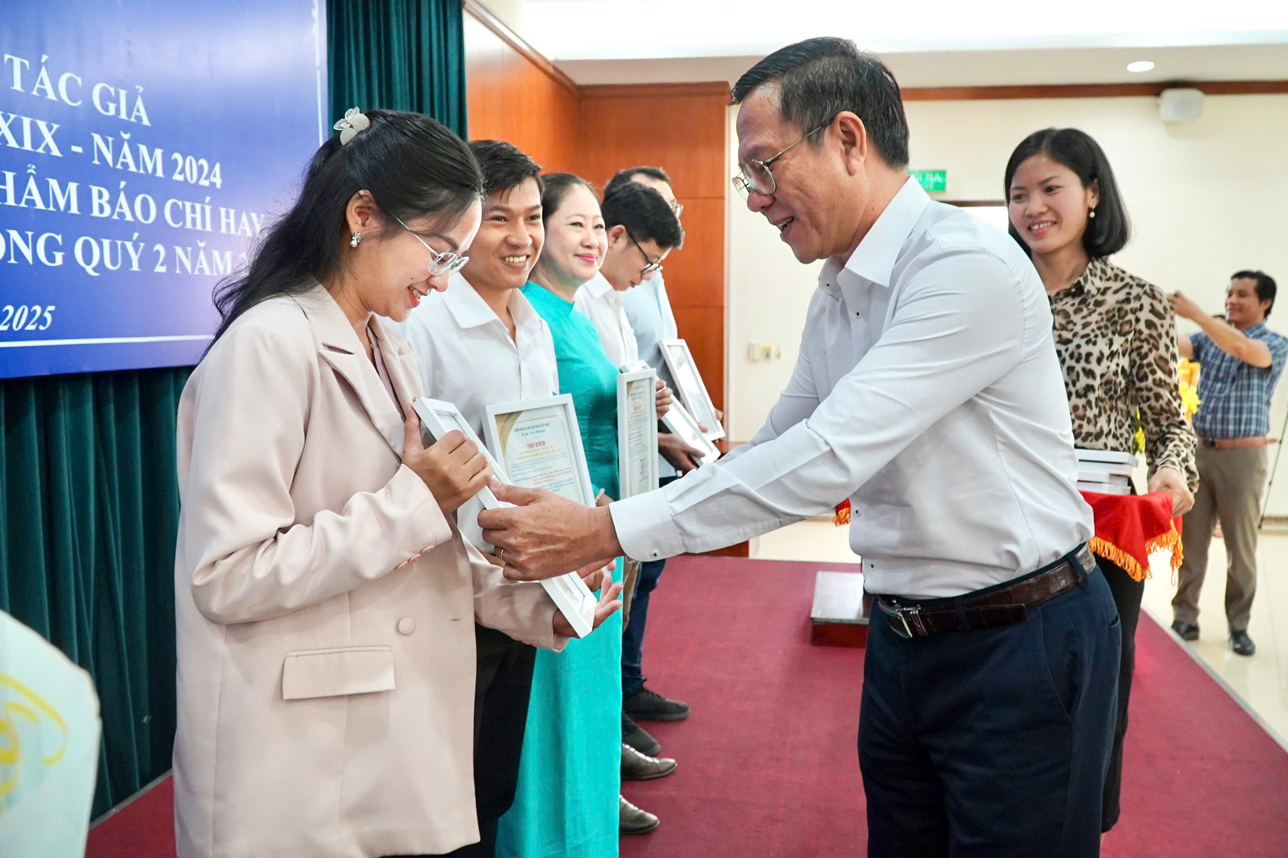 Khen thưởng 70 t&aacute;c phẩm b&aacute;o ch&iacute; xuất sắc viết về TP HCM trong qu&yacute; II/2025- Ảnh 3.