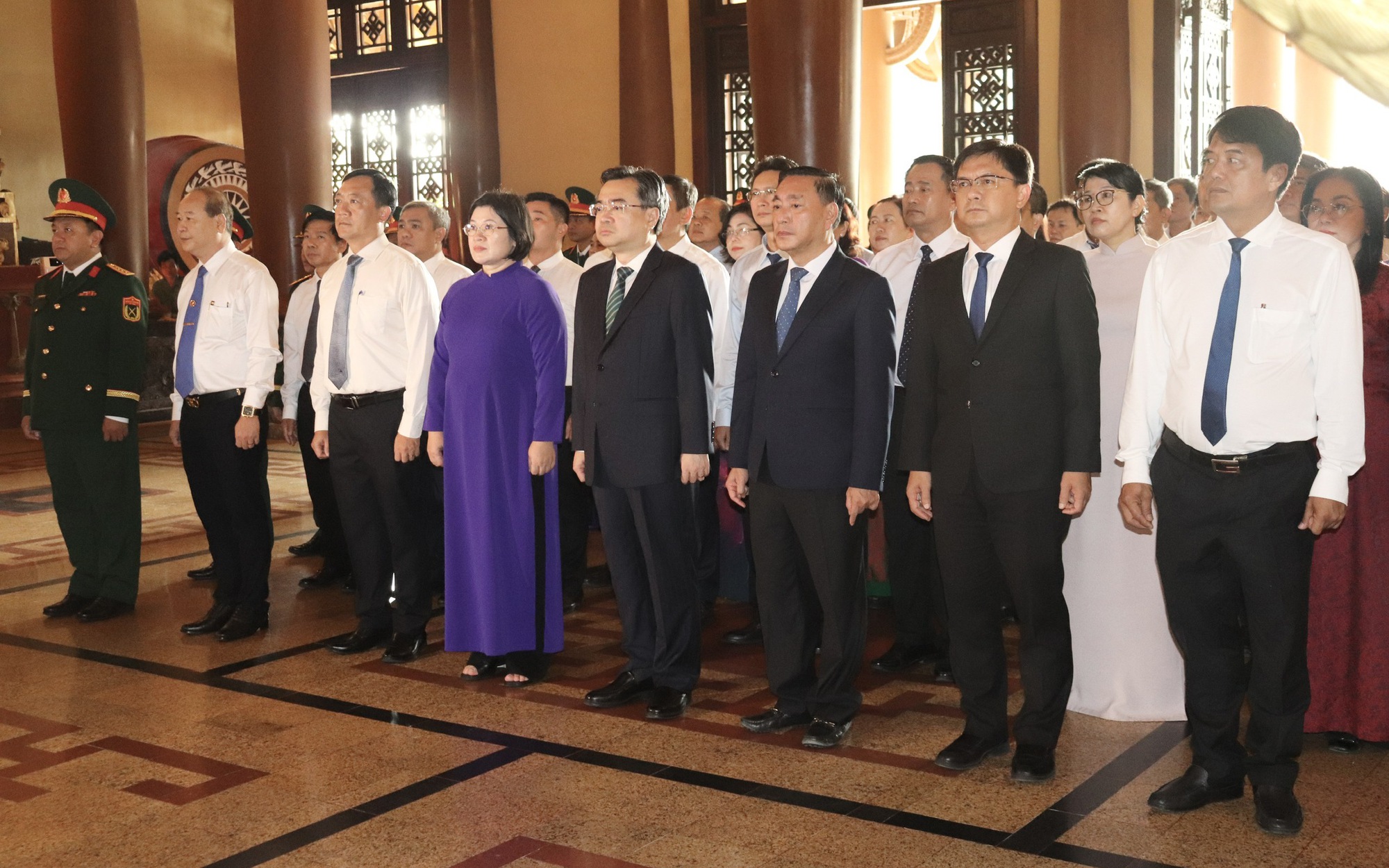 Lãnh đạo TP HCM dâng hoa, dâng hương tưởng niệm các Anh hùng liệt sĩ