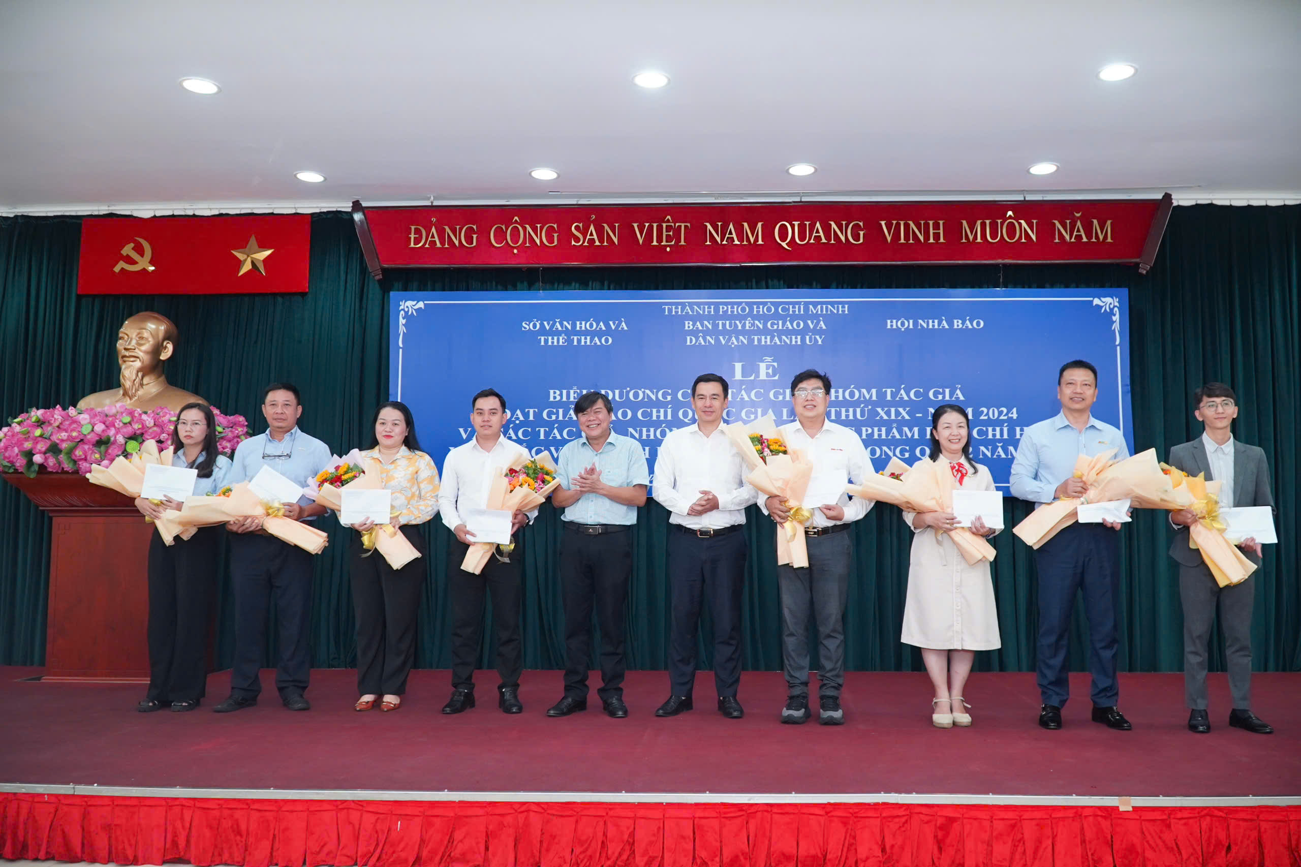 Khen thưởng 70 t&aacute;c phẩm b&aacute;o ch&iacute; xuất sắc viết về TP HCM trong qu&yacute; II/2025- Ảnh 1.