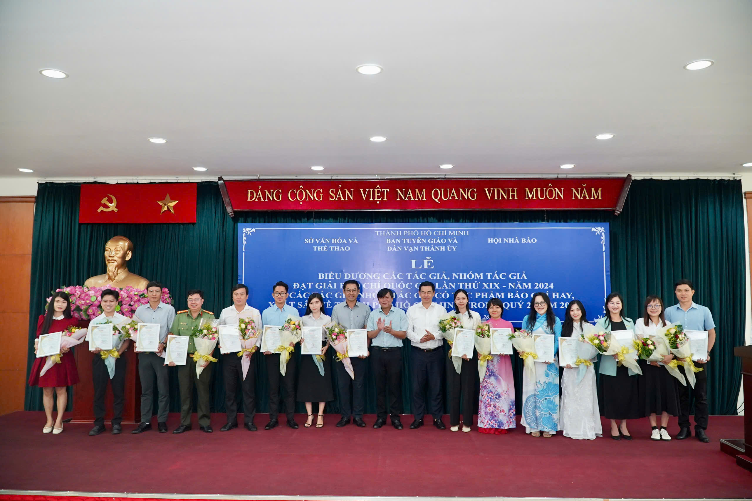 Khen thưởng 70 t&aacute;c phẩm b&aacute;o ch&iacute; xuất sắc viết về TP HCM trong qu&yacute; II/2025- Ảnh 2.