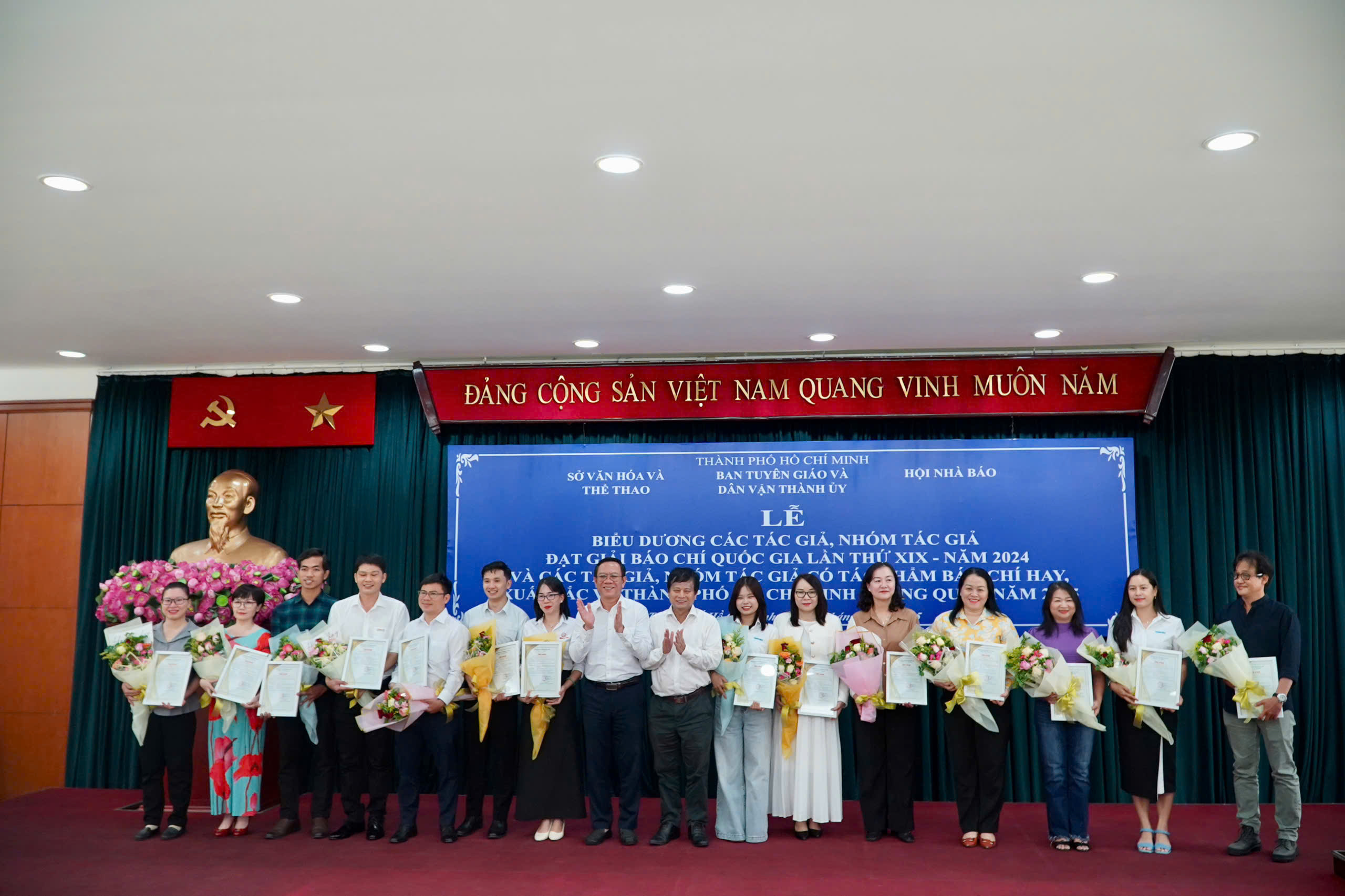 Khen thưởng 70 t&aacute;c phẩm b&aacute;o ch&iacute; xuất sắc viết về TP HCM trong qu&yacute; II/2025- Ảnh 5.