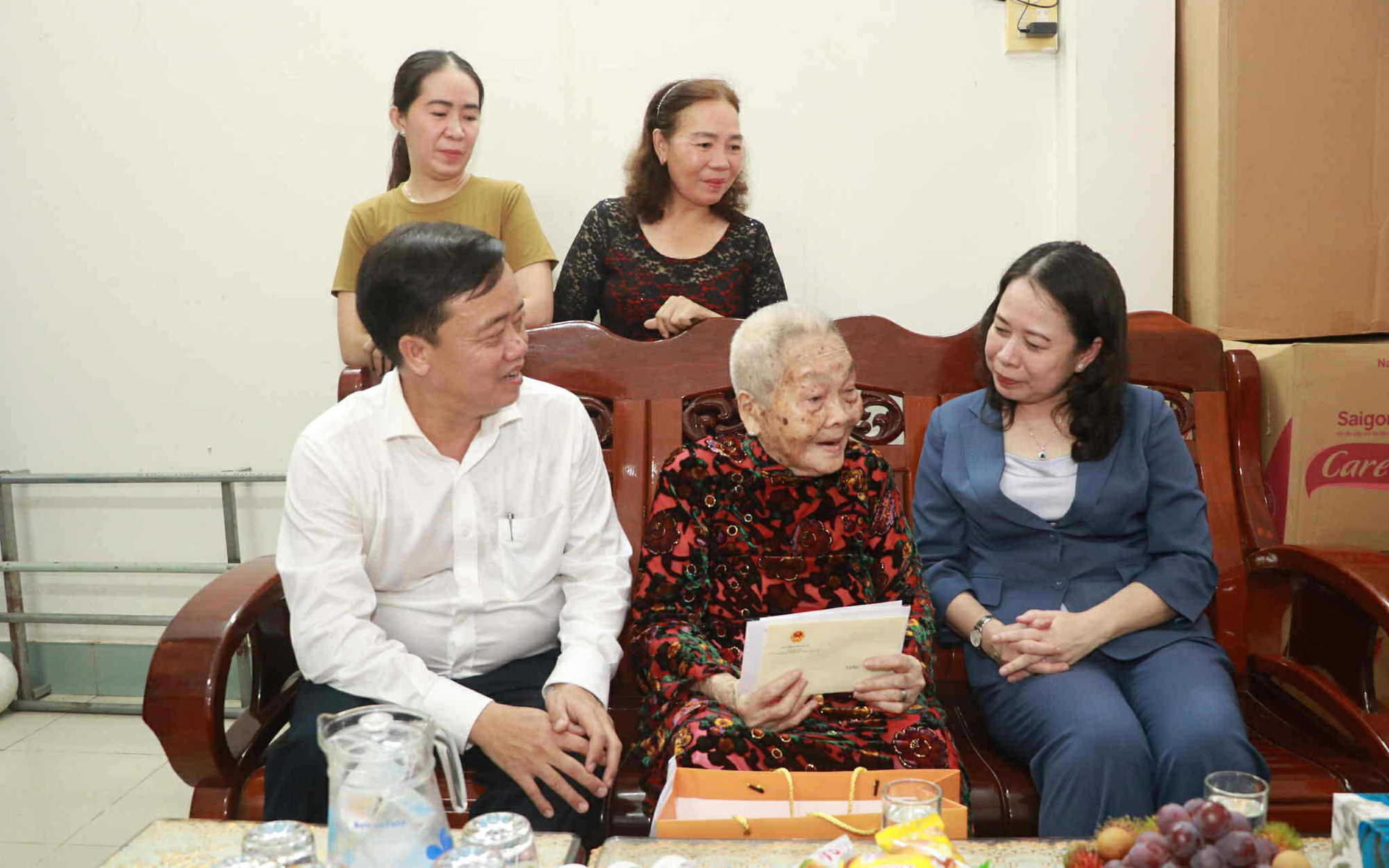 Phó Chủ tịch nước thăm, tặng quà tri ân Mẹ Việt Nam anh hùng và thương binh tại Cà Mau