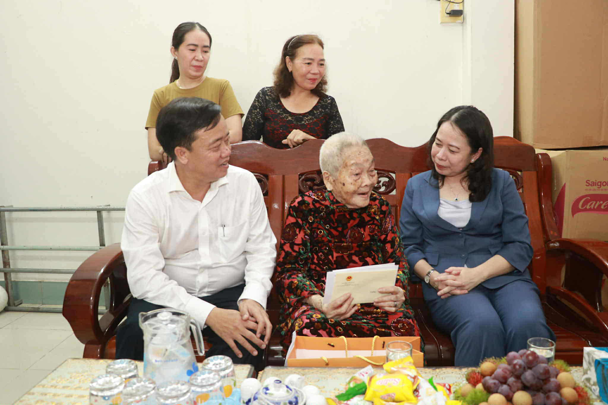 Phó Chủ tịch nước thăm, tặng quà tri ân Mẹ Việt Nam anh hùng và thương binh tại Cà Mau- Ảnh 1.