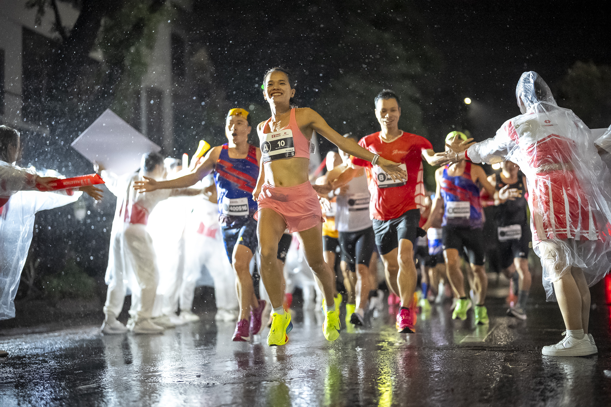 Hơn 13.000 người tham dự Giải Marathon quốc tế Hà Nội Techcombank 2025- Ảnh 1.