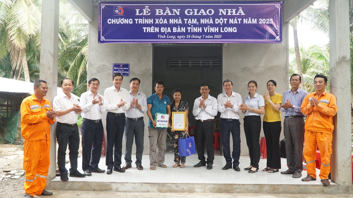 EVNSPC ho&agrave;n th&agrave;nh chương tr&igrave;nh hỗ trợ x&oacute;a nh&agrave; tạm, nh&agrave; dột n&aacute;t tại c&aacute;c tỉnh ph&iacute;a Nam- Ảnh 2.