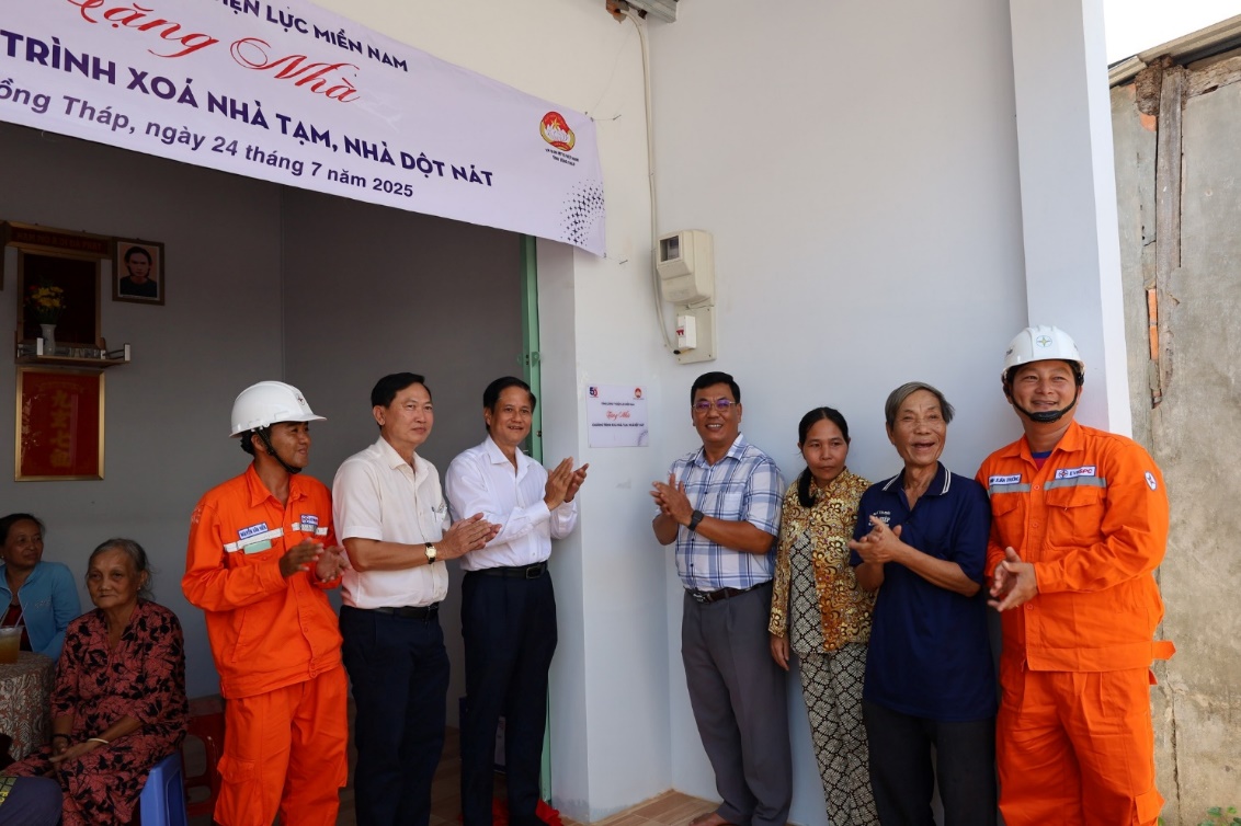 EVNSPC ho&agrave;n th&agrave;nh chương tr&igrave;nh hỗ trợ x&oacute;a nh&agrave; tạm, nh&agrave; dột n&aacute;t tại c&aacute;c tỉnh ph&iacute;a Nam- Ảnh 4.