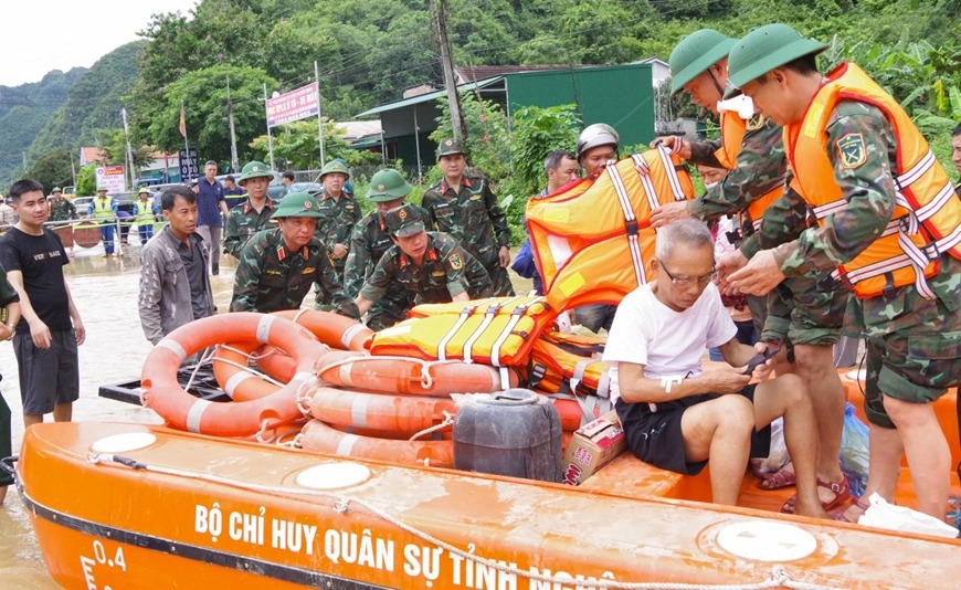 Ng&agrave;y 25-7, qu&acirc;n đội kế hoạch tổ chức 4 chuyến bay vận chuyển h&agrave;ng cứu trợ v&ugrave;ng lũ Nghệ An- Ảnh 1.
