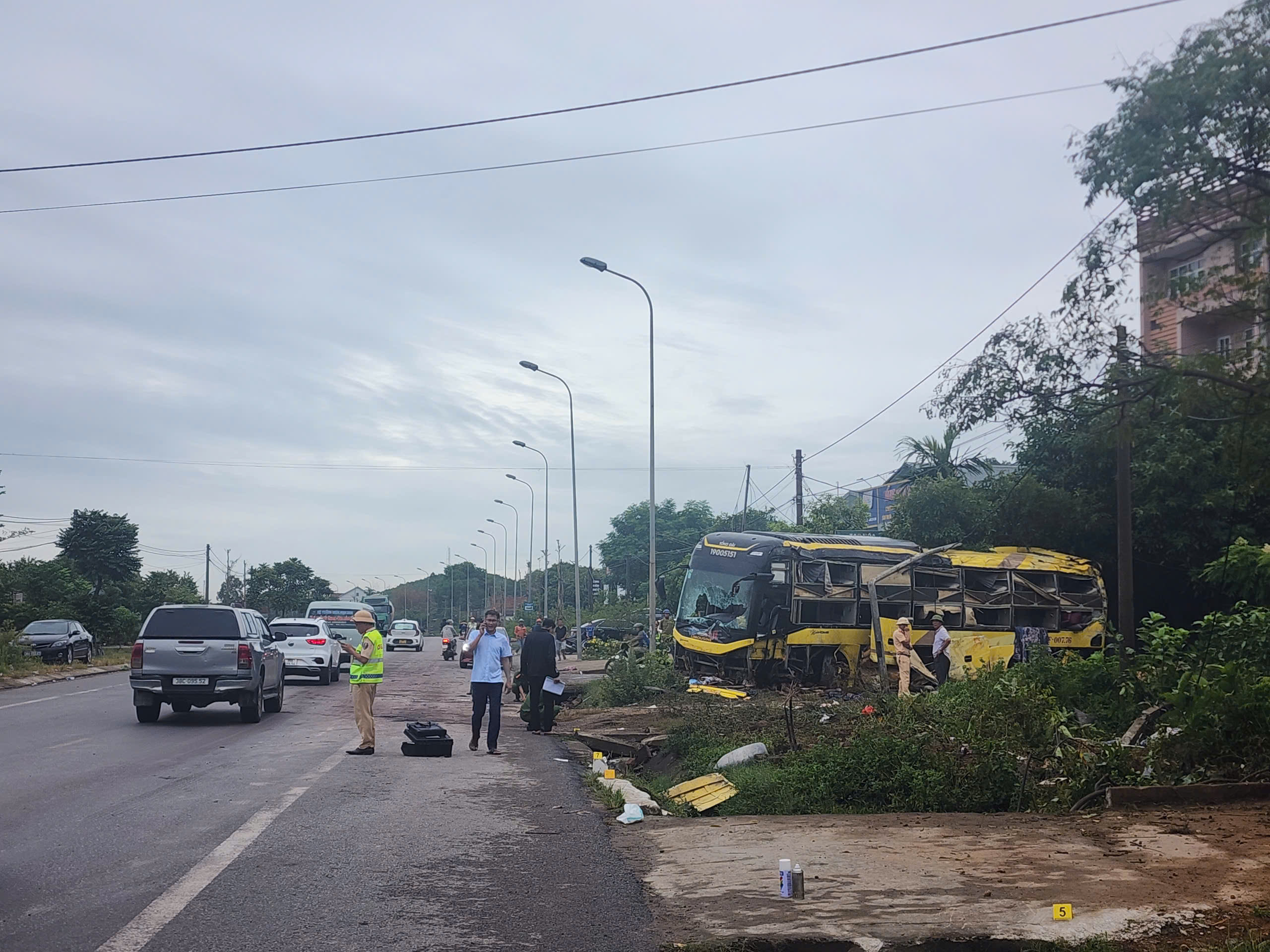 Nh&acirc;n chứng kể lại gi&acirc;y ph&uacute;t tiếp cận hiện trường kinh ho&agrave;ng vụ lật xe kh&aacute;ch ở H&agrave; Tĩnh- Ảnh 6.