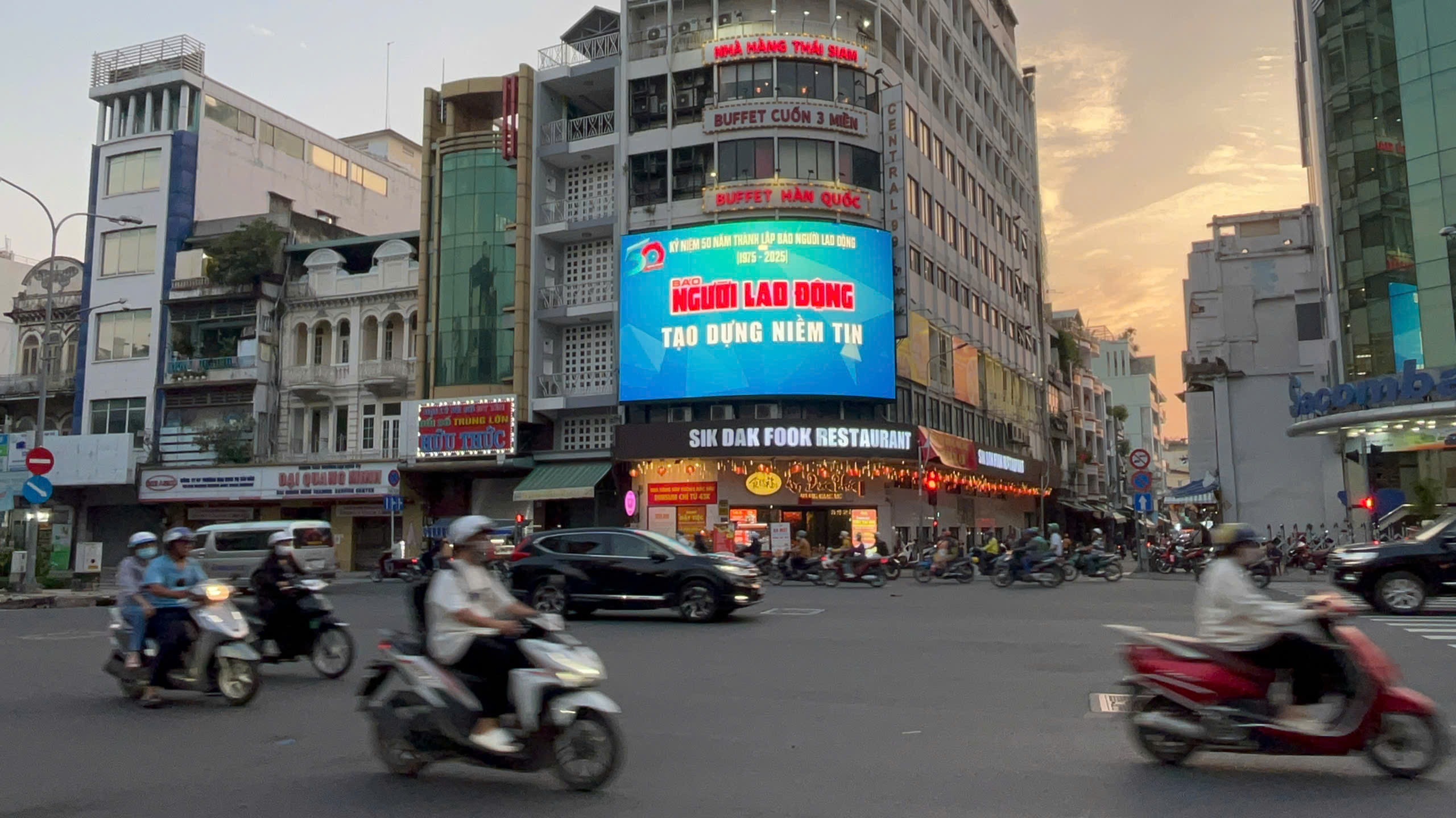H&agrave;nh tr&igrave;nh nửa thế kỷ B&aacute;o Người Lao Động rực rỡ giữa l&ograve;ng TP HCM- Ảnh 5.
