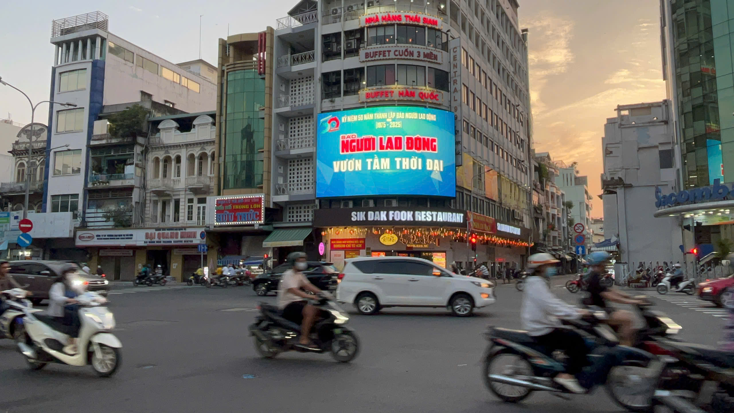H&agrave;nh tr&igrave;nh nửa thế kỷ B&aacute;o Người Lao Động rực rỡ giữa l&ograve;ng TP HCM- Ảnh 3.