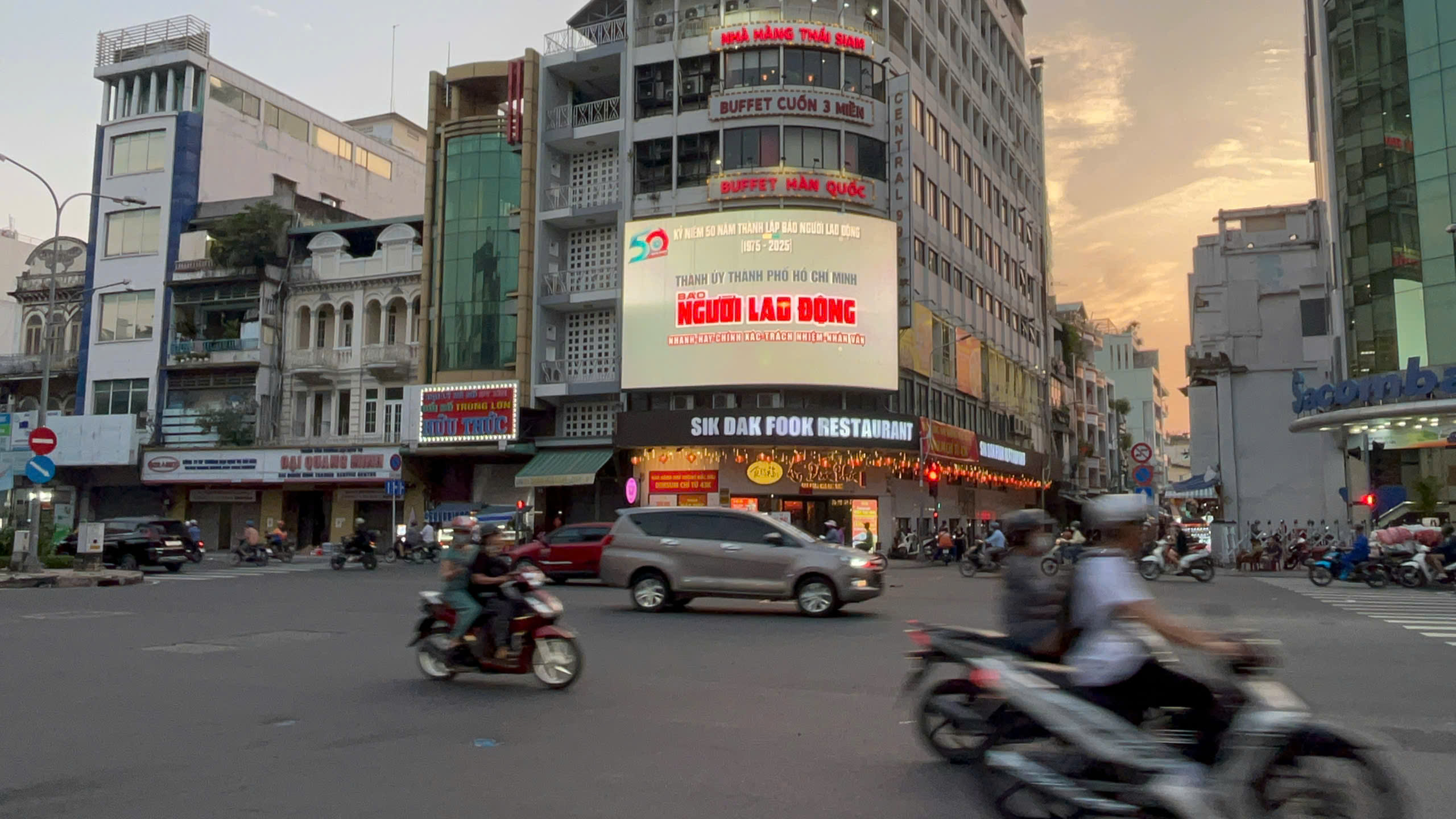 H&agrave;nh tr&igrave;nh nửa thế kỷ B&aacute;o Người Lao Động rực rỡ giữa l&ograve;ng TP HCM- Ảnh 6.