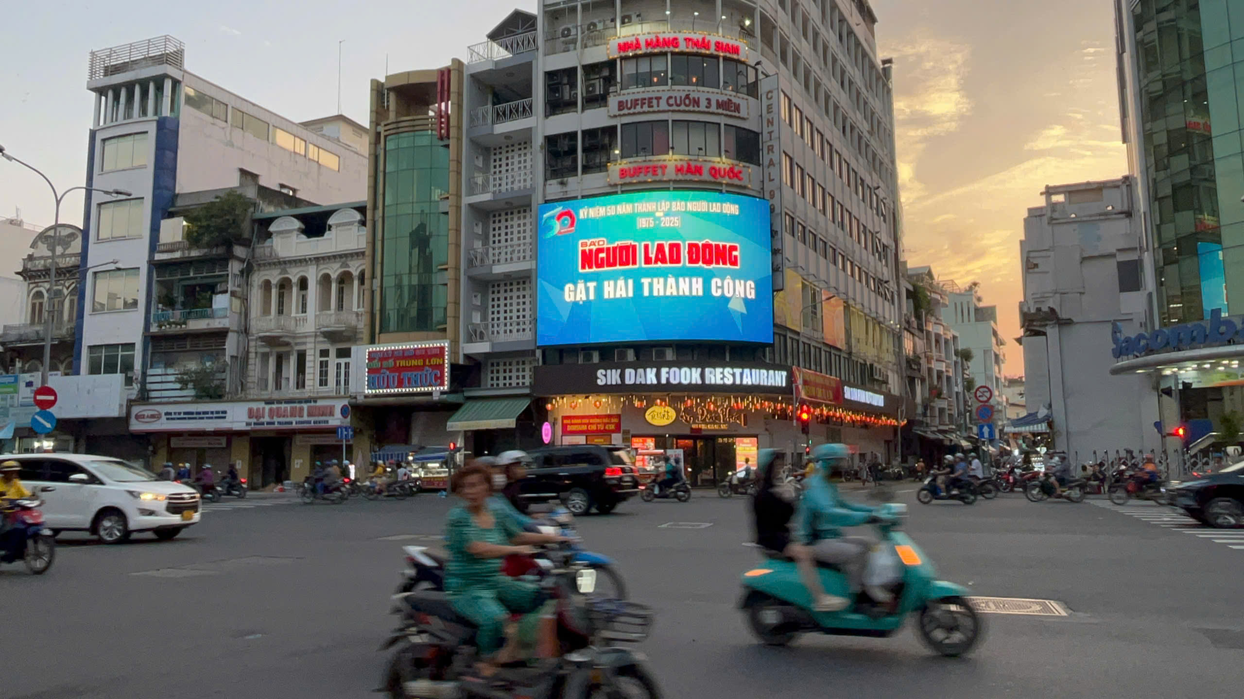 H&agrave;nh tr&igrave;nh nửa thế kỷ B&aacute;o Người Lao Động rực rỡ giữa l&ograve;ng TP HCM- Ảnh 4.