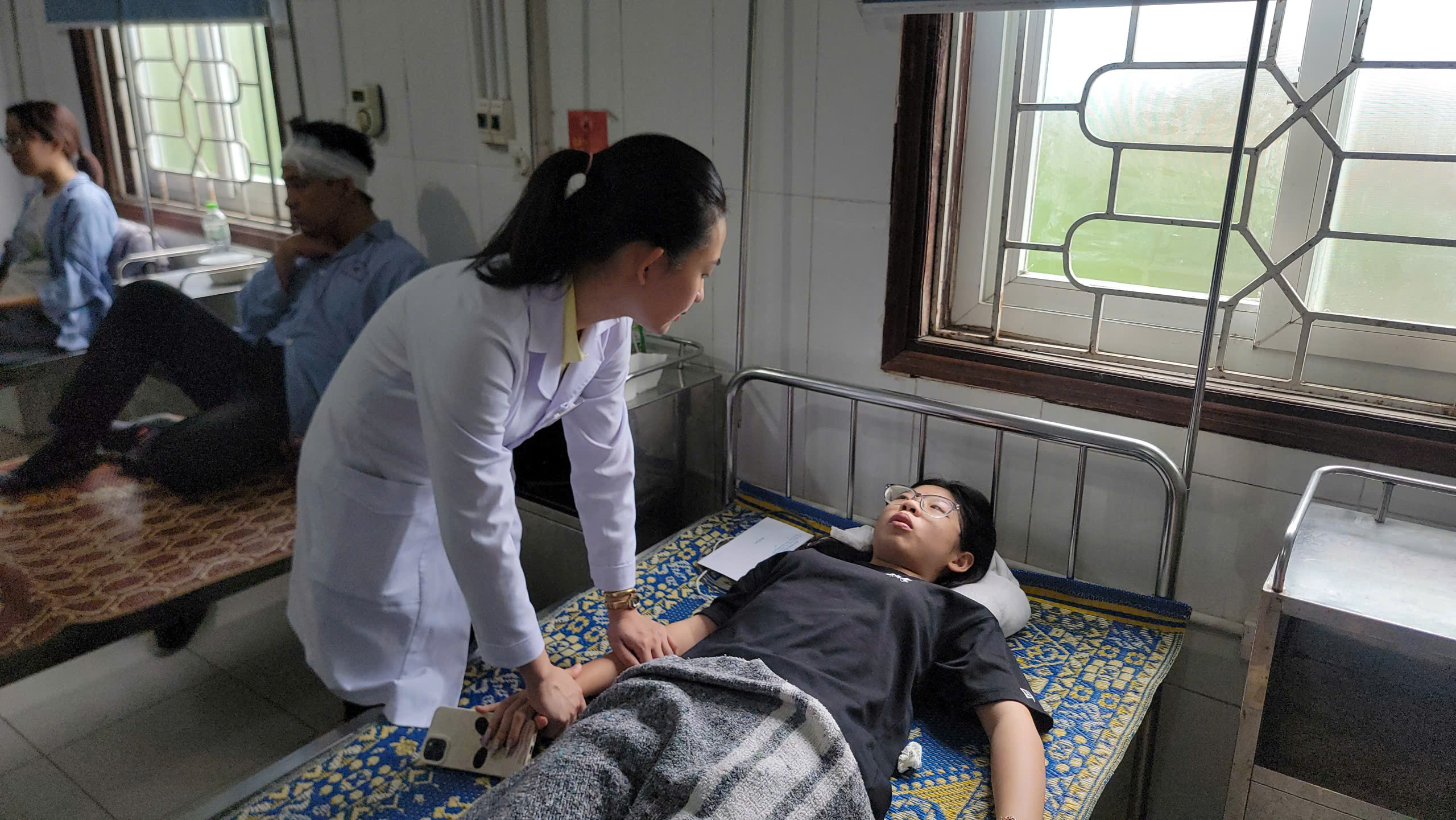 Nạn nh&acirc;n vụ xe kh&aacute;ch lật ở H&agrave; Tĩnh: &ldquo;Khung cảnh l&uacute;c đ&oacute; rất hỗn loạn v&agrave; kinh ho&agrave;ng&rdquo;- Ảnh 5.