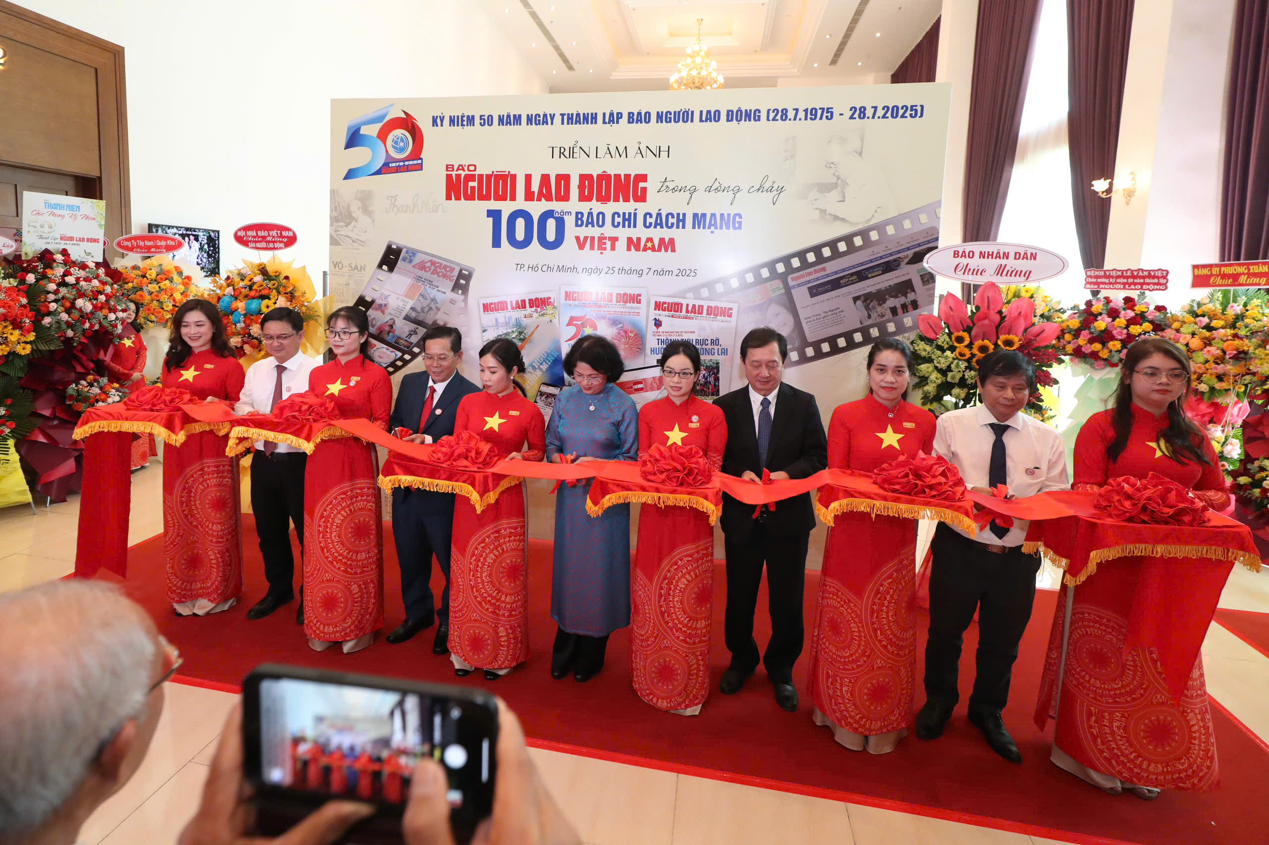 Khai mạc triển l&atilde;m ảnh kỷ niệm 50 năm B&aacute;o Người Lao Động- Ảnh 5.