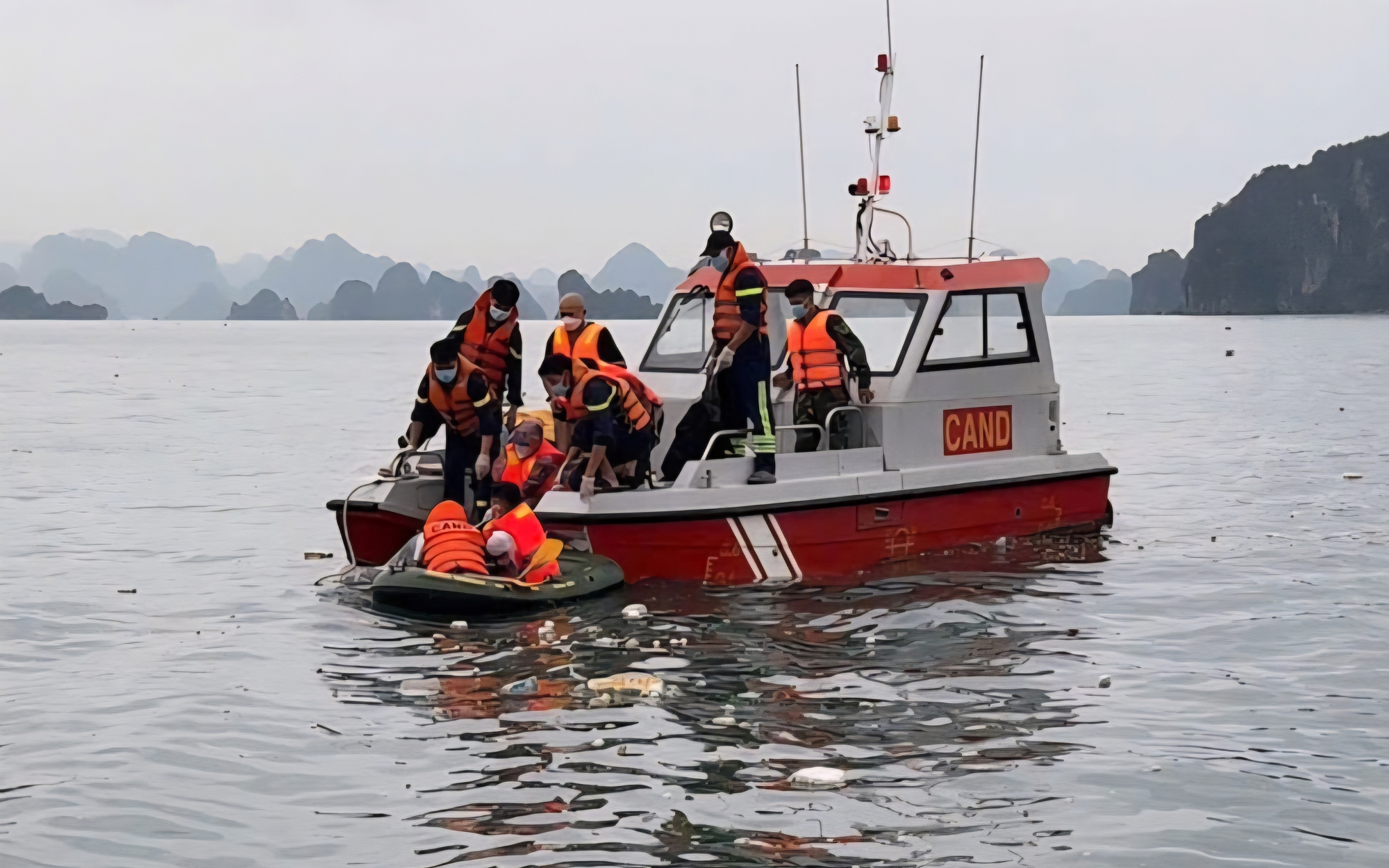 Phát hiện 1 thi thể nghi là nạn nhân cuối cùng trong vụ lật tàu du lịch trên vịnh Hạ Long