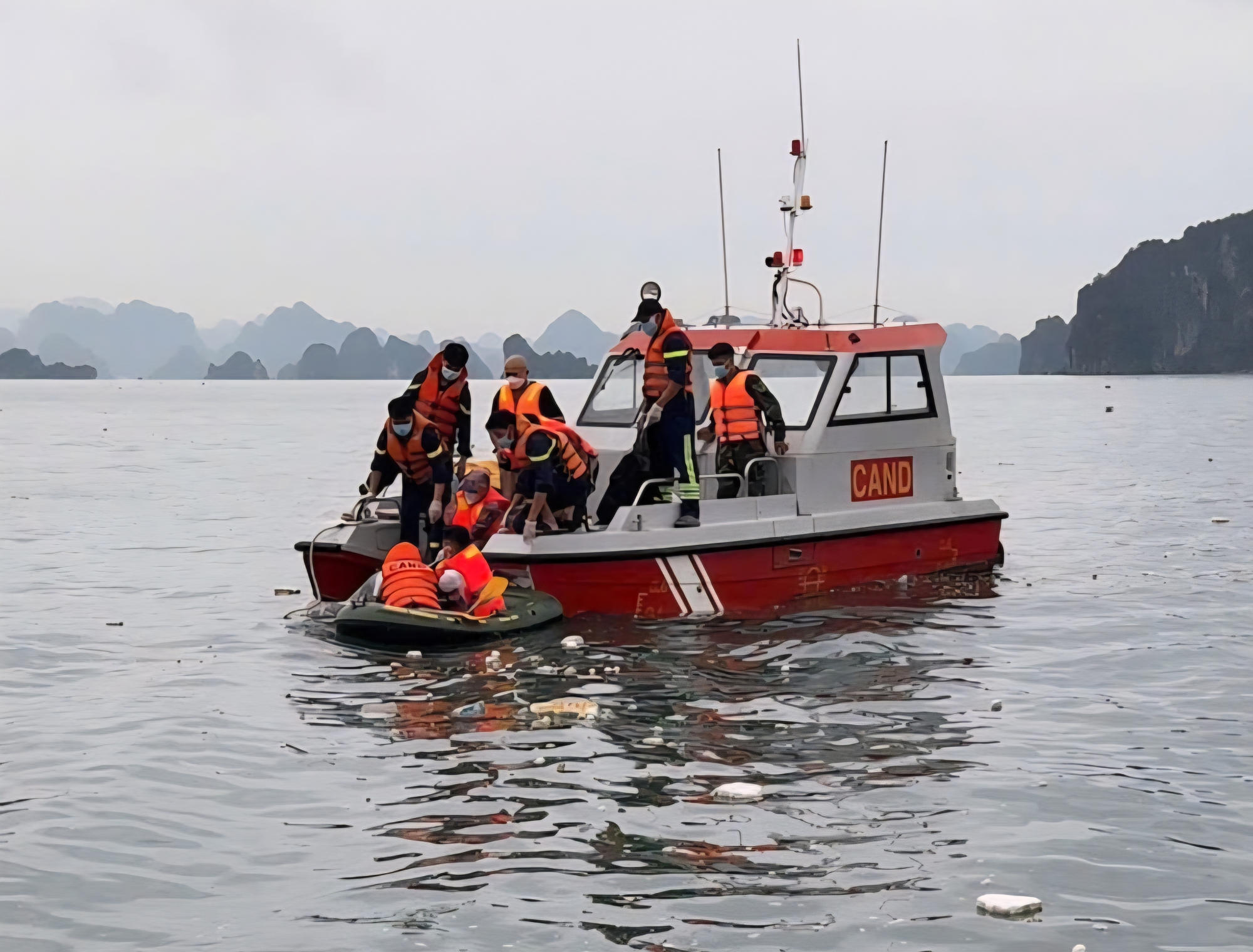 Ph&aacute;t hiện 1 thi thể nghi l&agrave; nạn nh&acirc;n cuối c&ugrave;ng trong vụ lật t&agrave;u du lịch tr&ecirc;n vịnh Hạ Long- Ảnh 1.