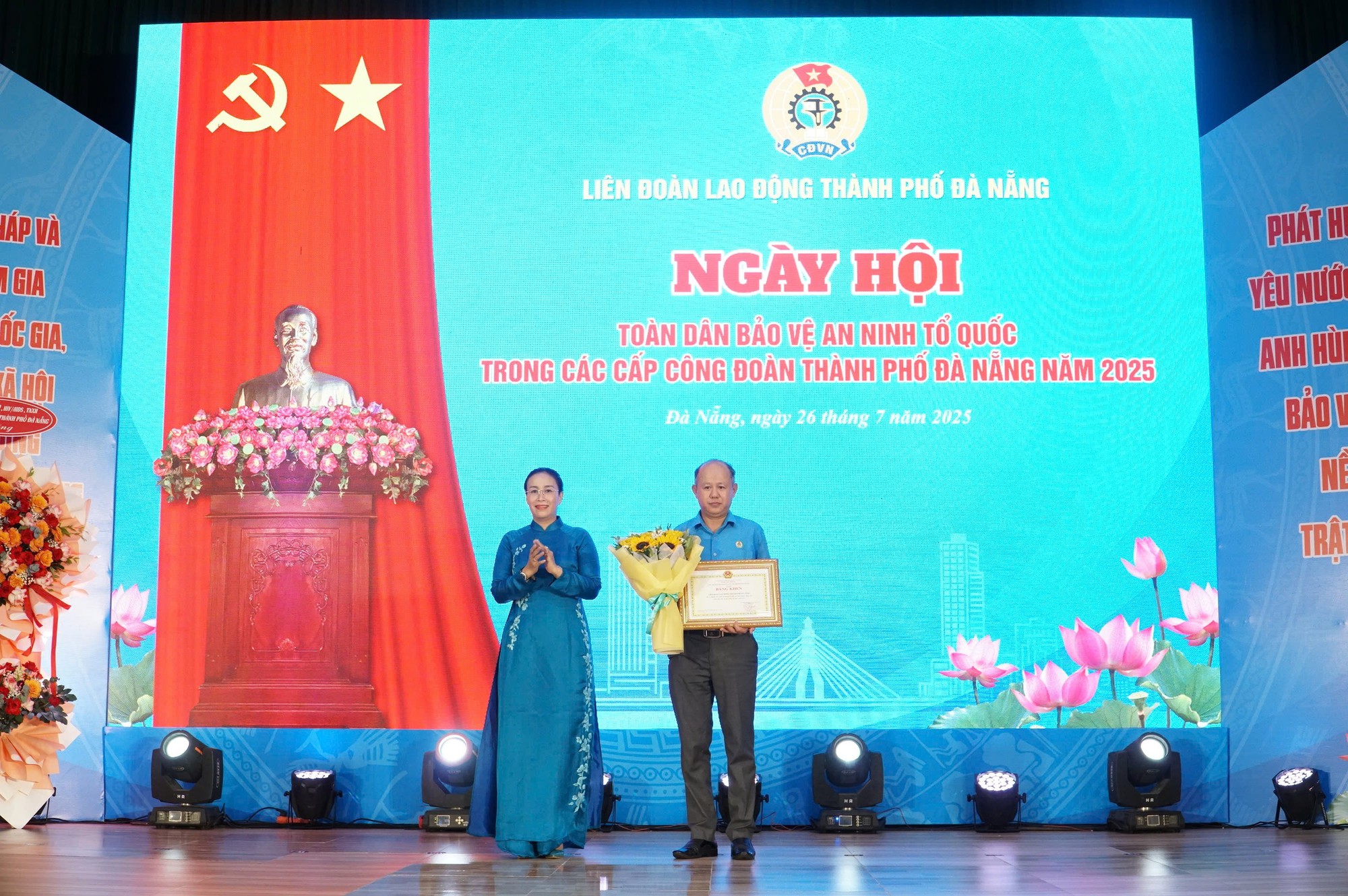 Đ&agrave; Nẵng tặng qu&agrave; cho 1.000 đo&agrave;n vi&ecirc;n C&ocirc;ng đo&agrave;n c&oacute; ho&agrave;n cảnh kh&oacute; khăn- Ảnh 4.