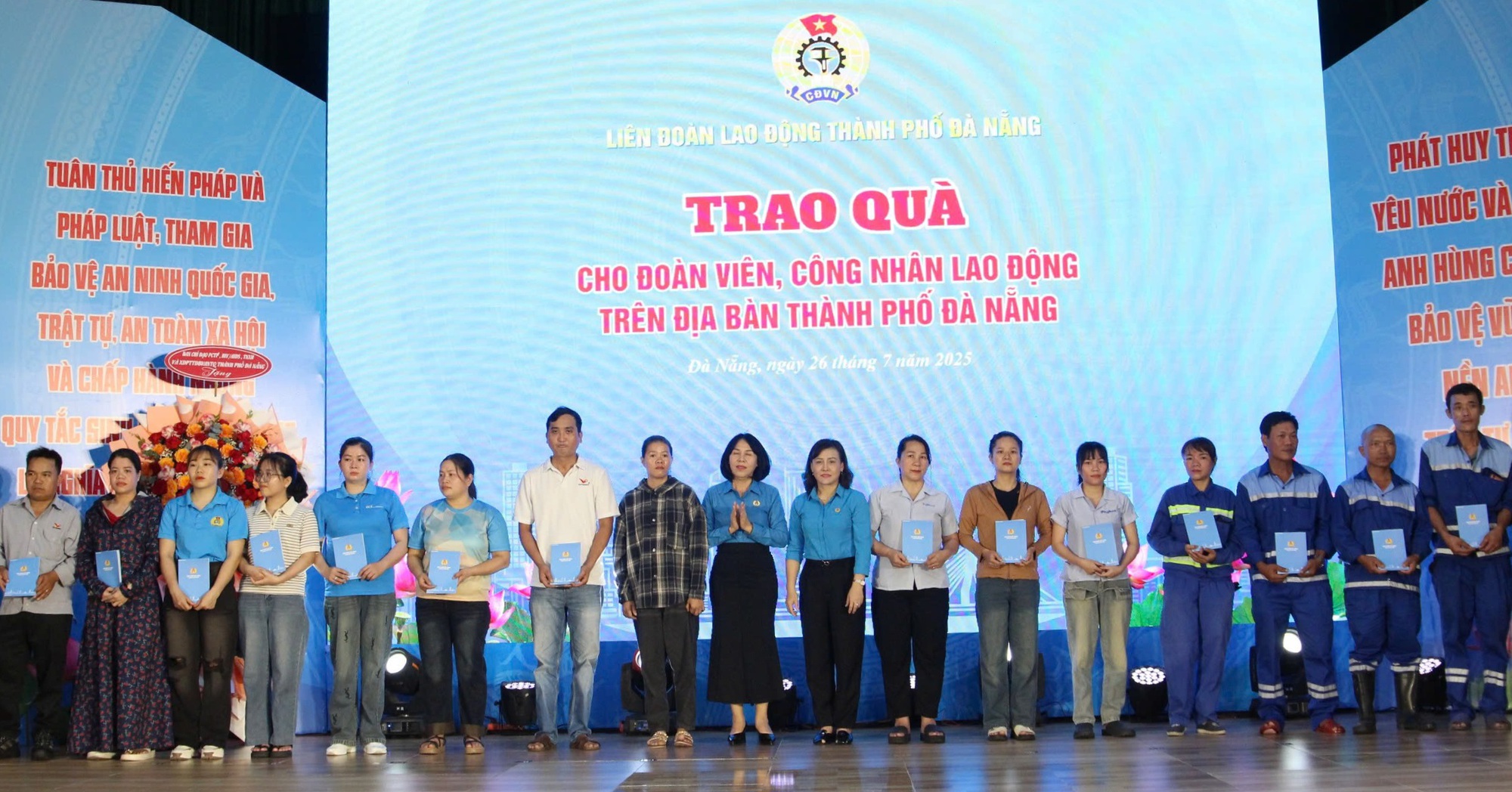 Đ&agrave; Nẵng tặng qu&agrave; cho 1.000 đo&agrave;n vi&ecirc;n C&ocirc;ng đo&agrave;n c&oacute; ho&agrave;n cảnh kh&oacute; khăn- Ảnh 3.
