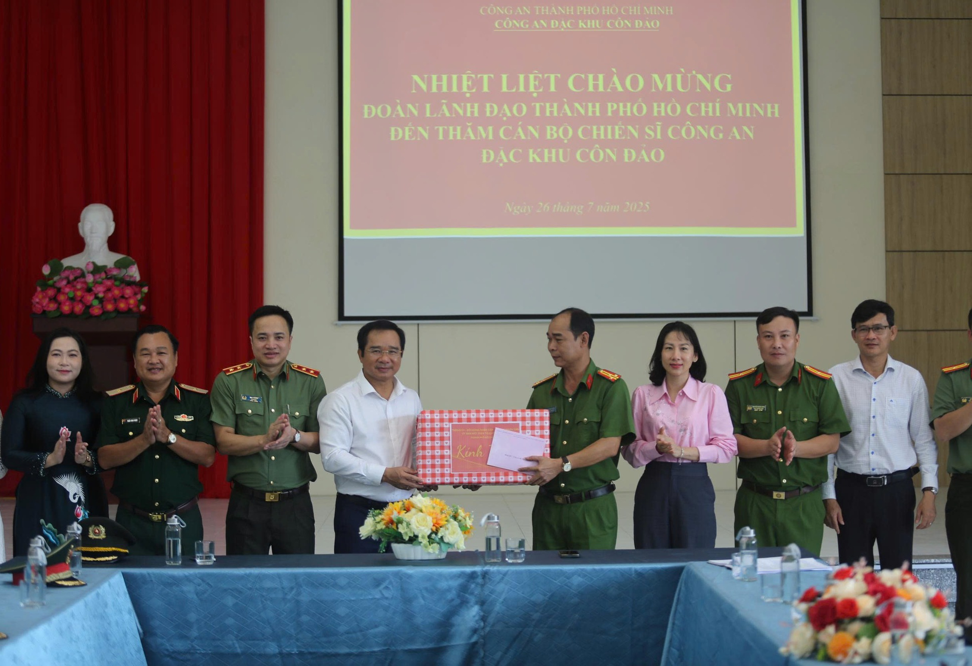 Hình ảnh lãnh đạo TP HCM thăm, tri ân các gia đình chính sách tại Đặc khu Côn Đảo- Ảnh 5.