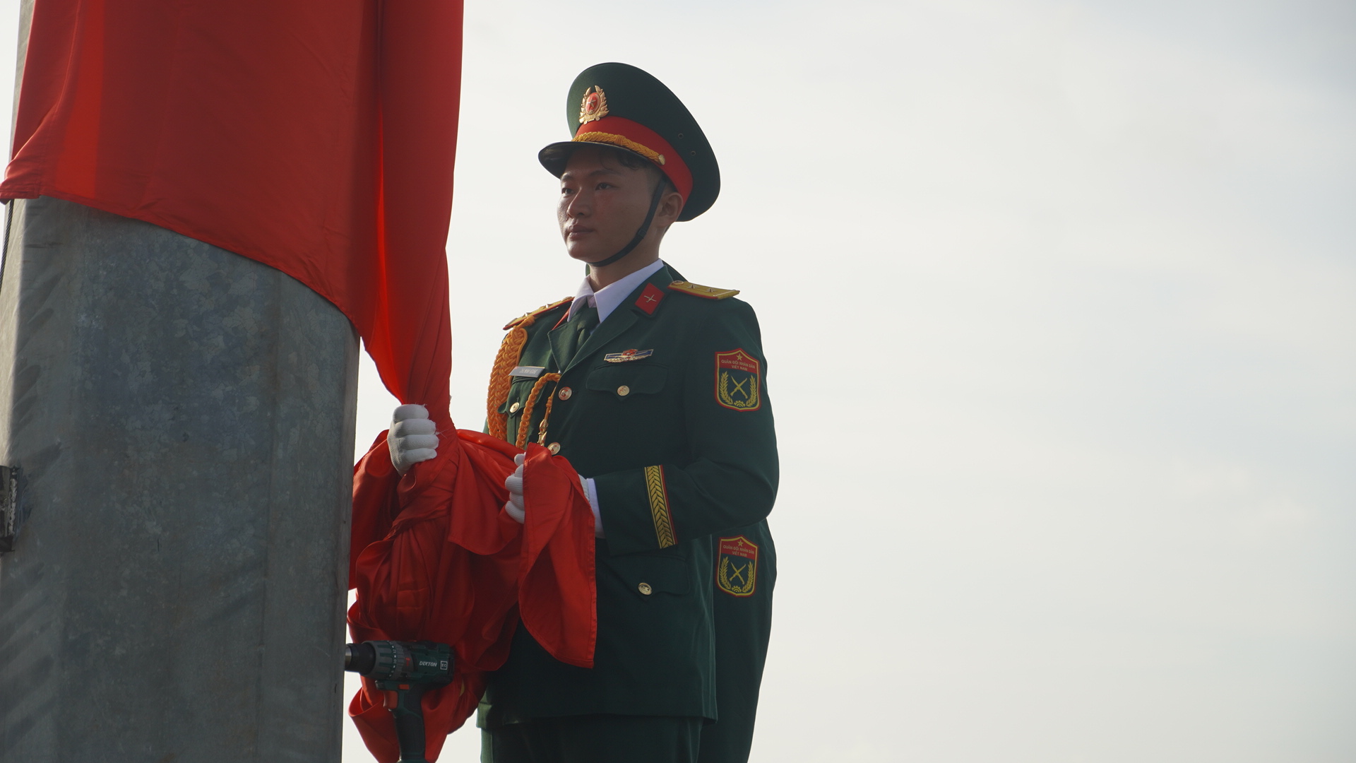 Thiêng liêng lễ chào cờ tại Đặc khu Côn Đảo sáng 26-7- Ảnh 2.