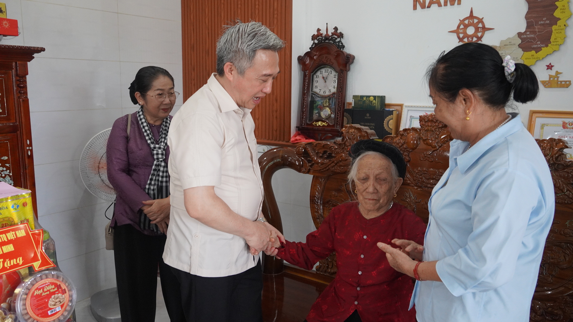 Hình ảnh lãnh đạo TP HCM thăm, tri ân các gia đình chính sách tại Đặc khu Côn Đảo- Ảnh 9.