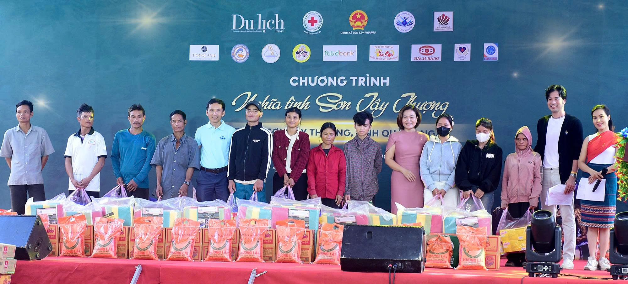 Diễn vi&ecirc;n Đo&agrave;n Minh T&agrave;i c&ugrave;ng đo&agrave;n nghệ sĩ lan tỏa y&ecirc;u thương tại Quảng Ng&atilde;i- Ảnh 2.