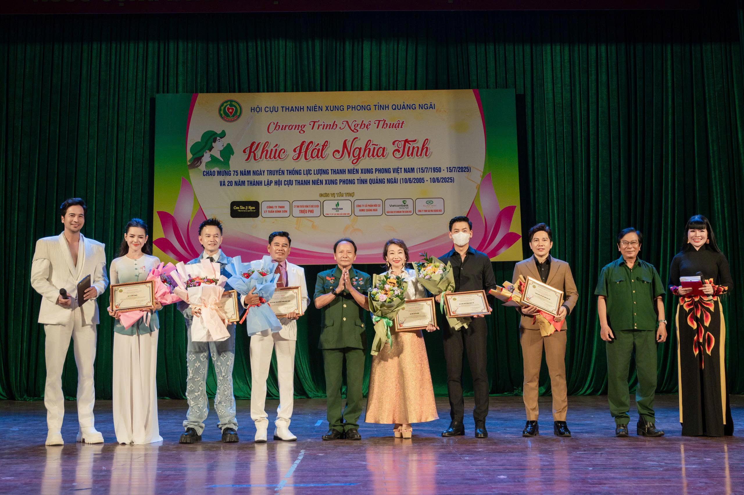 Diễn vi&ecirc;n Đo&agrave;n Minh T&agrave;i c&ugrave;ng đo&agrave;n nghệ sĩ lan tỏa y&ecirc;u thương tại Quảng Ng&atilde;i- Ảnh 3.