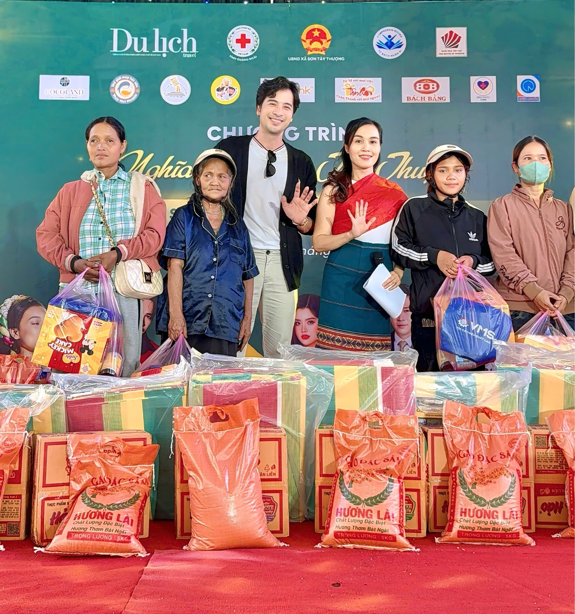 Diễn vi&ecirc;n Đo&agrave;n Minh T&agrave;i c&ugrave;ng đo&agrave;n nghệ sĩ lan tỏa y&ecirc;u thương tại Quảng Ng&atilde;i- Ảnh 4.