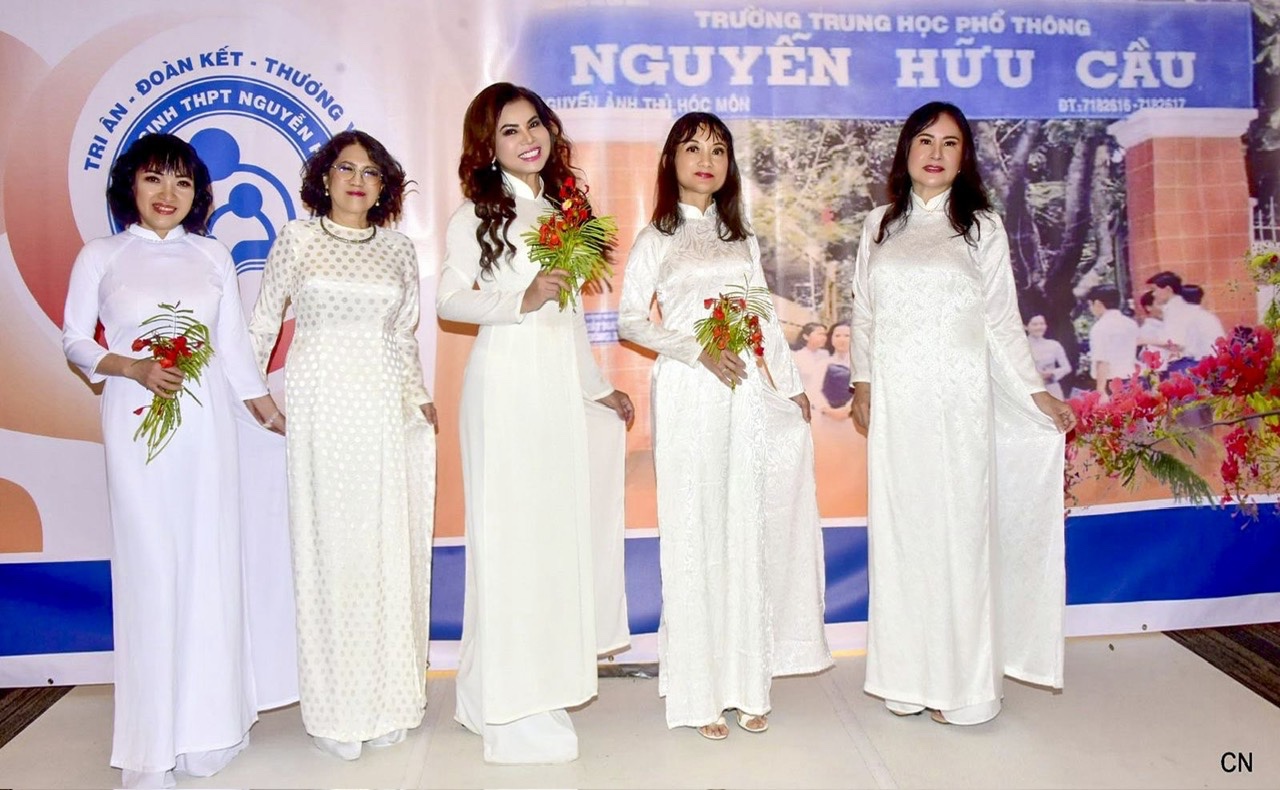 Hoa hậu Kim Hồng t&aacute;i ngộ bạn cũ sau 40 năm- Ảnh 4.