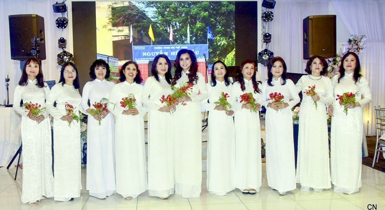 Hoa hậu Kim Hồng t&aacute;i ngộ bạn cũ sau 40 năm- Ảnh 5.
