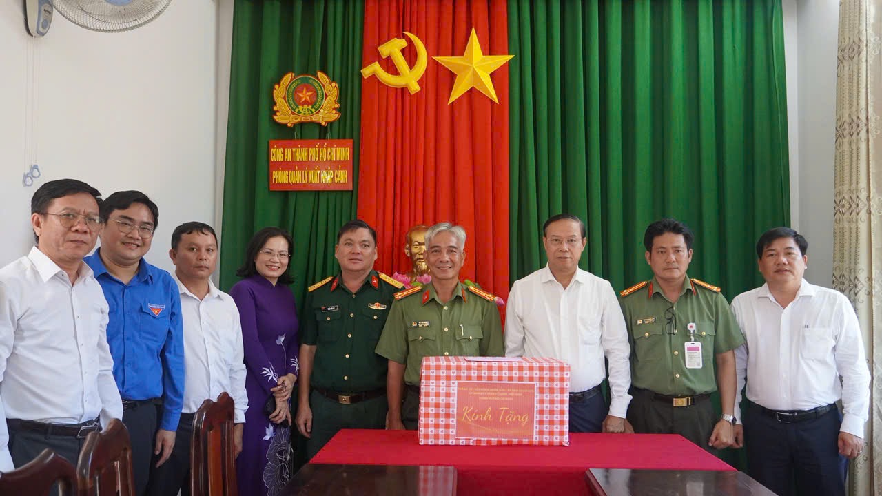 Hình ảnh lãnh đạo TP HCM thăm, tri ân các gia đình chính sách tại Đặc khu Côn Đảo- Ảnh 8.