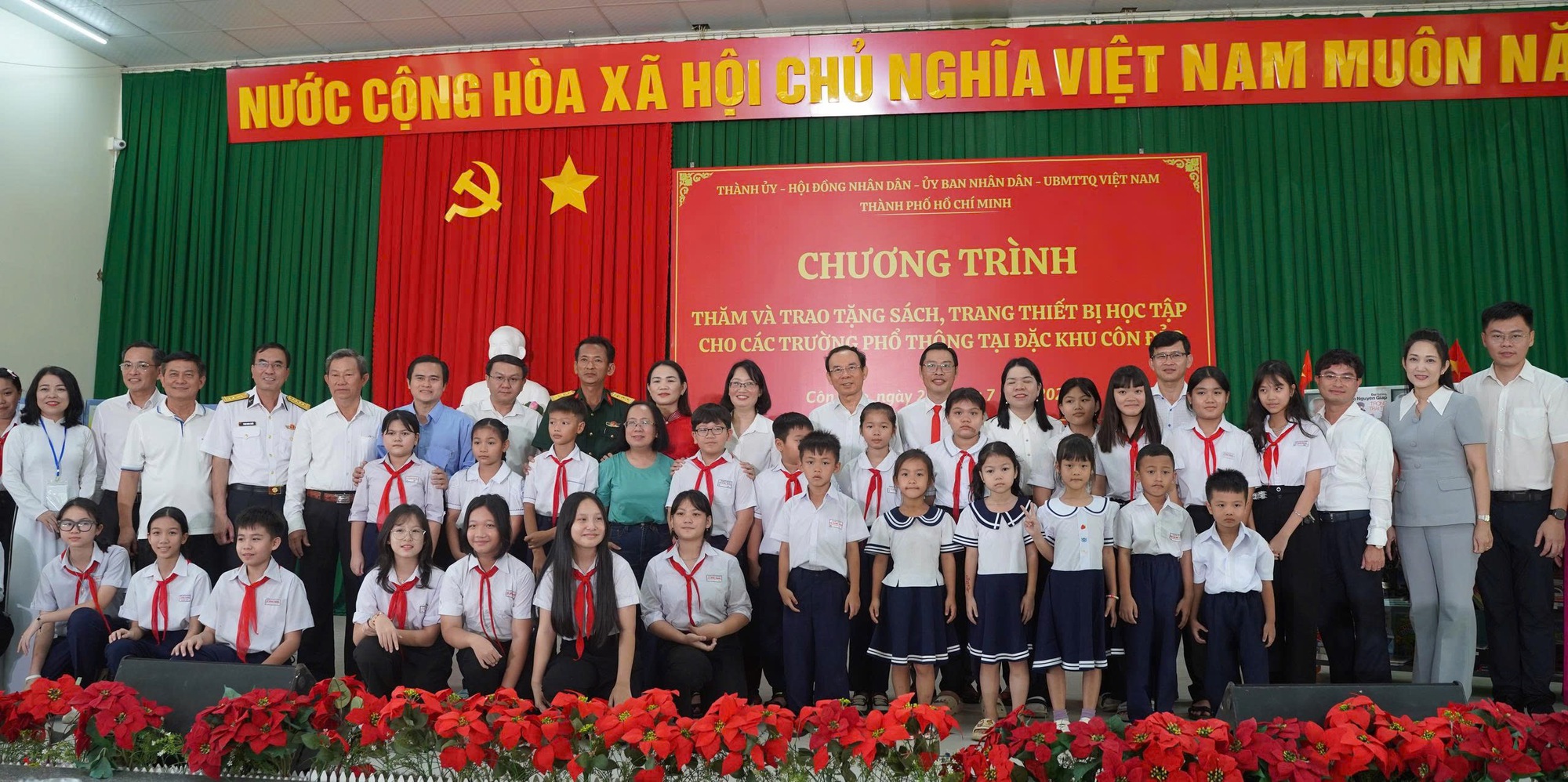 Đoàn công tác TP HCM tặng sách và học bổng cho học sinh Đặc khu Côn Đảo - Ảnh 1.