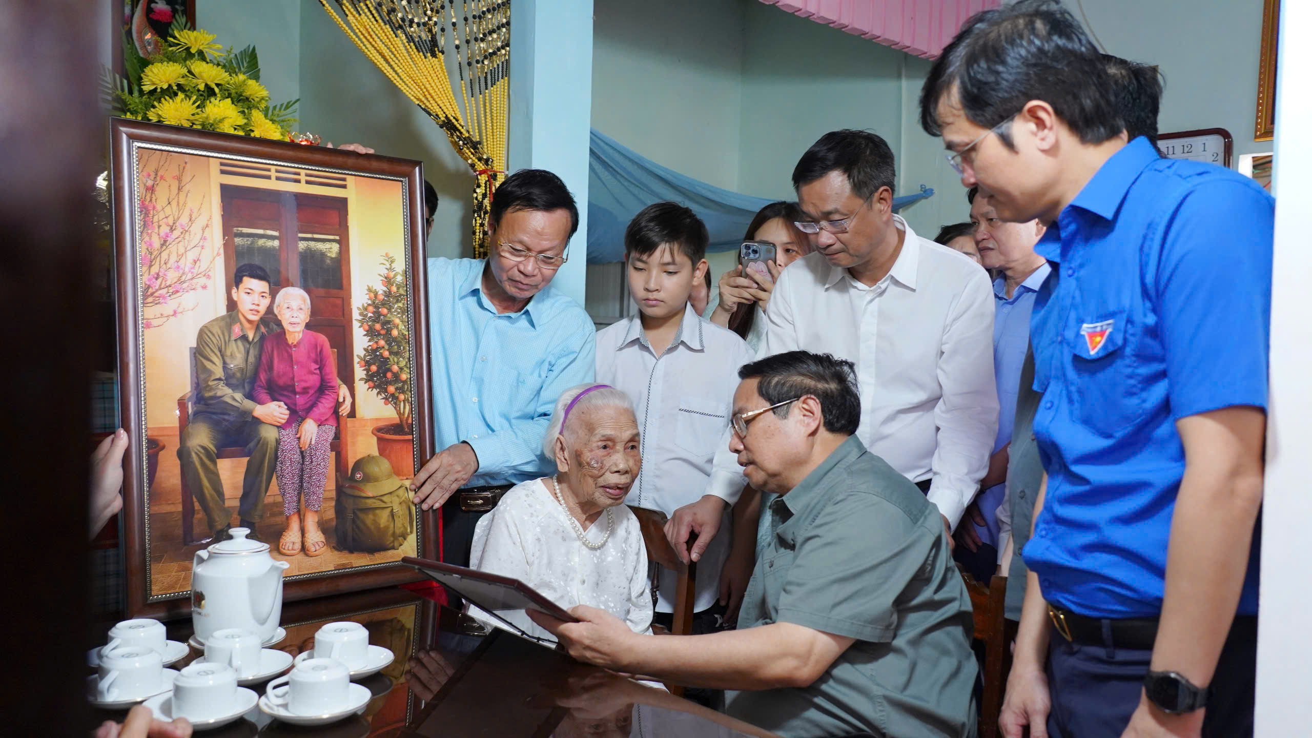 Thủ tướng Phạm Minh Chính thăm Mẹ Việt Nam Anh hùng 102 tuổi ở Quảng Trị- Ảnh 1.