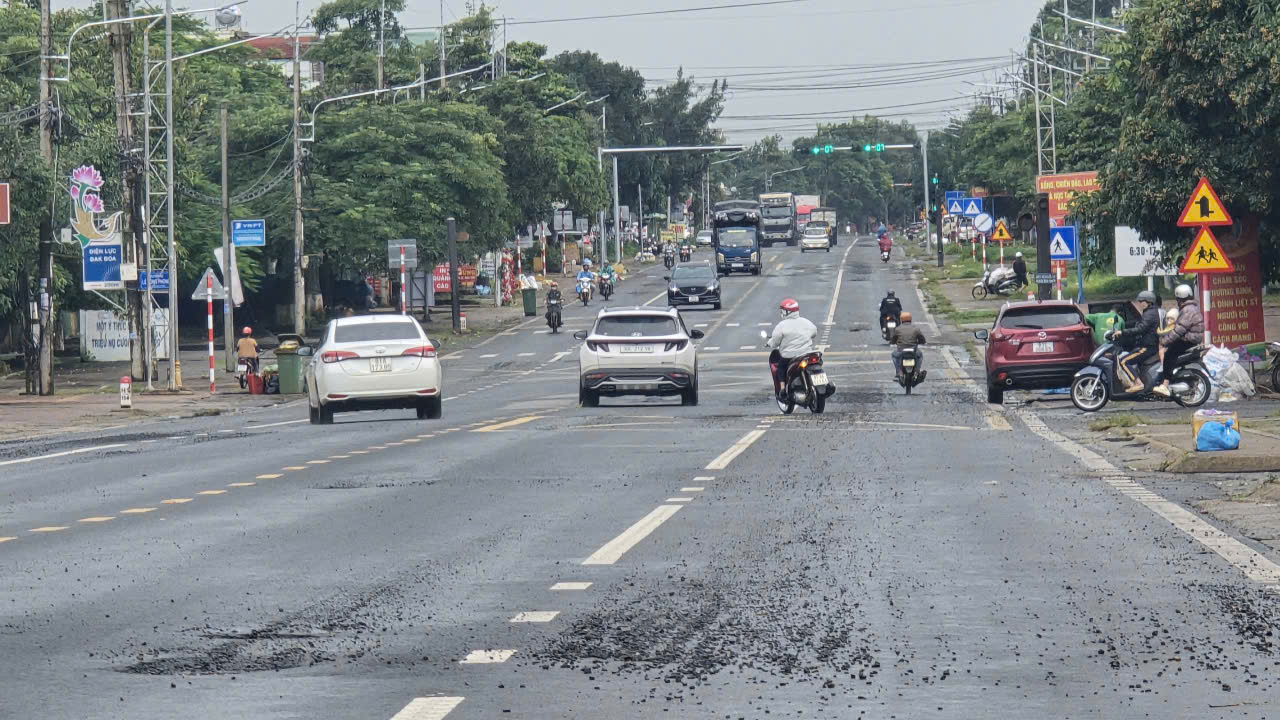 Quốc lộ 19 vừa l&agrave;m đ&atilde; n&aacute;t b&eacute;t, địa phương cương quyết kh&ocirc;ng nhận b&agrave;n giao- Ảnh 1.