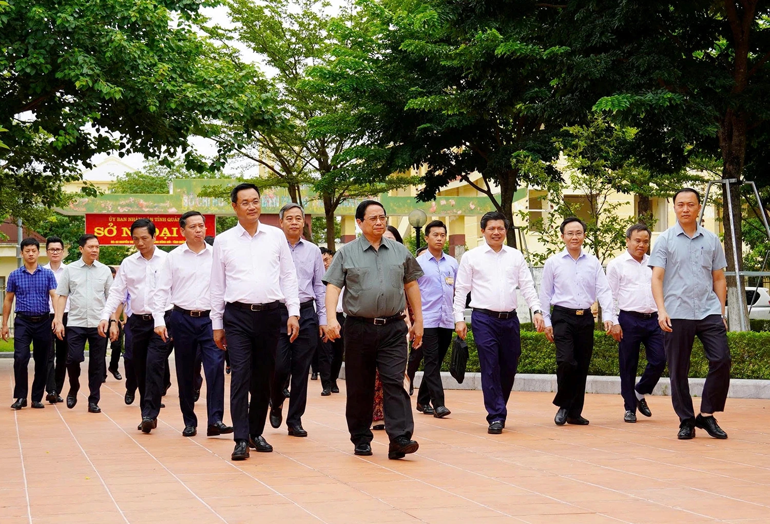 Thủ tướng Phạm Minh Ch&iacute;nh d&acirc;ng hương tưởng niệm B&aacute;c Hồ v&agrave; c&aacute;c Anh h&ugrave;ng liệt sĩ tại Quảng Trị- Ảnh 1.