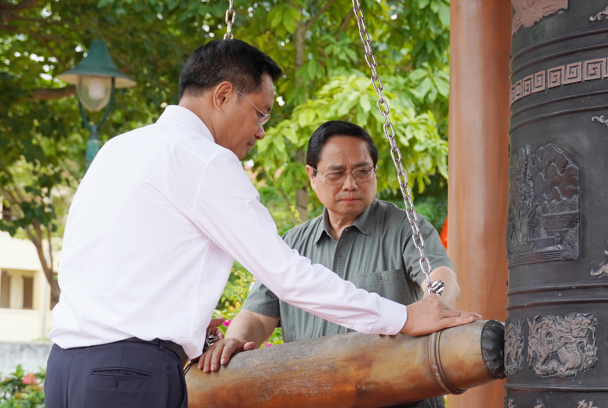 Thủ tướng Phạm Minh Ch&iacute;nh d&acirc;ng hương tưởng niệm B&aacute;c Hồ v&agrave; c&aacute;c Anh h&ugrave;ng liệt sĩ tại Quảng Trị- Ảnh 2.