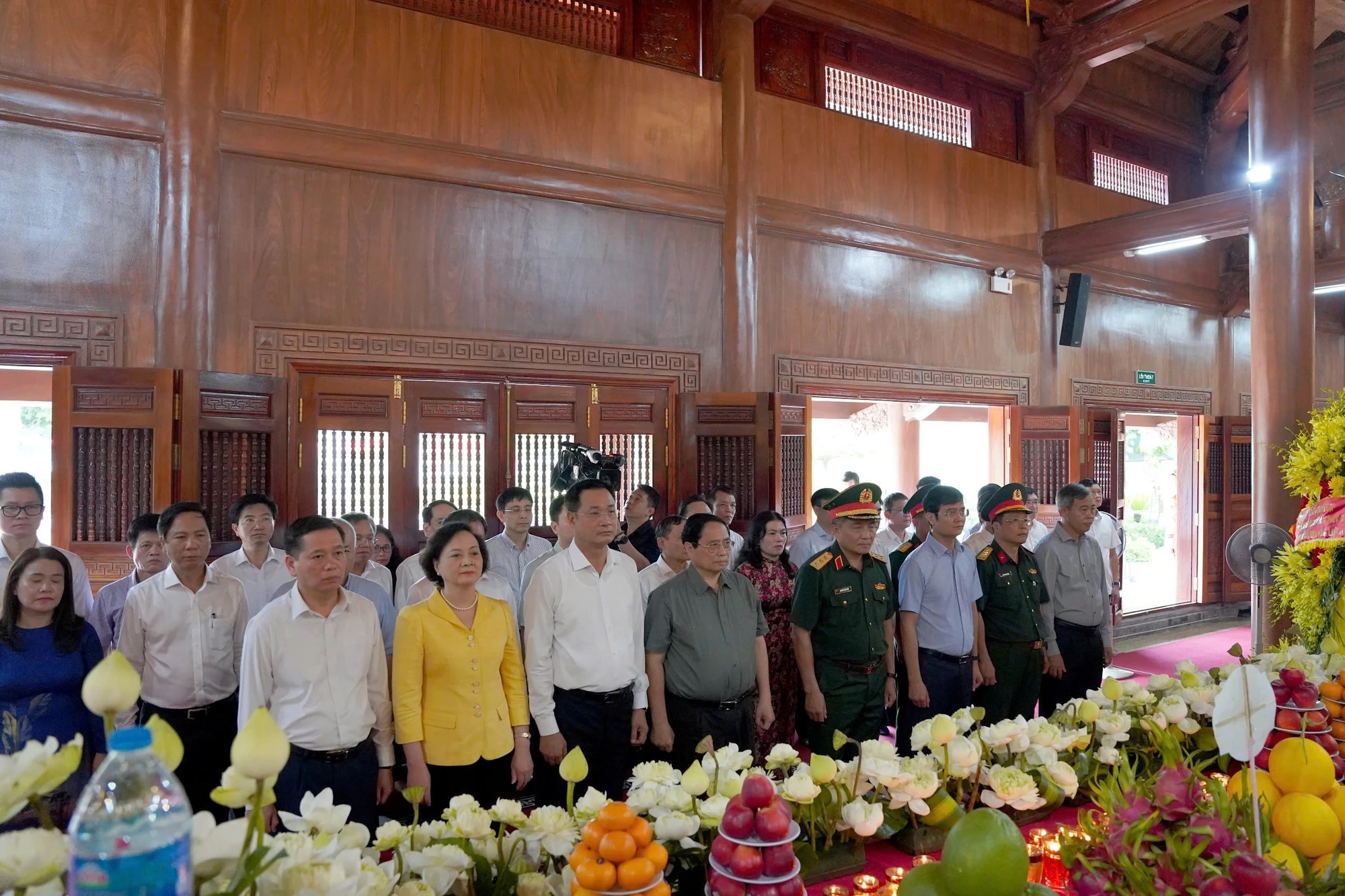 Thủ tướng Phạm Minh Ch&iacute;nh d&acirc;ng hương tưởng niệm B&aacute;c Hồ v&agrave; c&aacute;c Anh h&ugrave;ng liệt sĩ tại Quảng Trị- Ảnh 3.