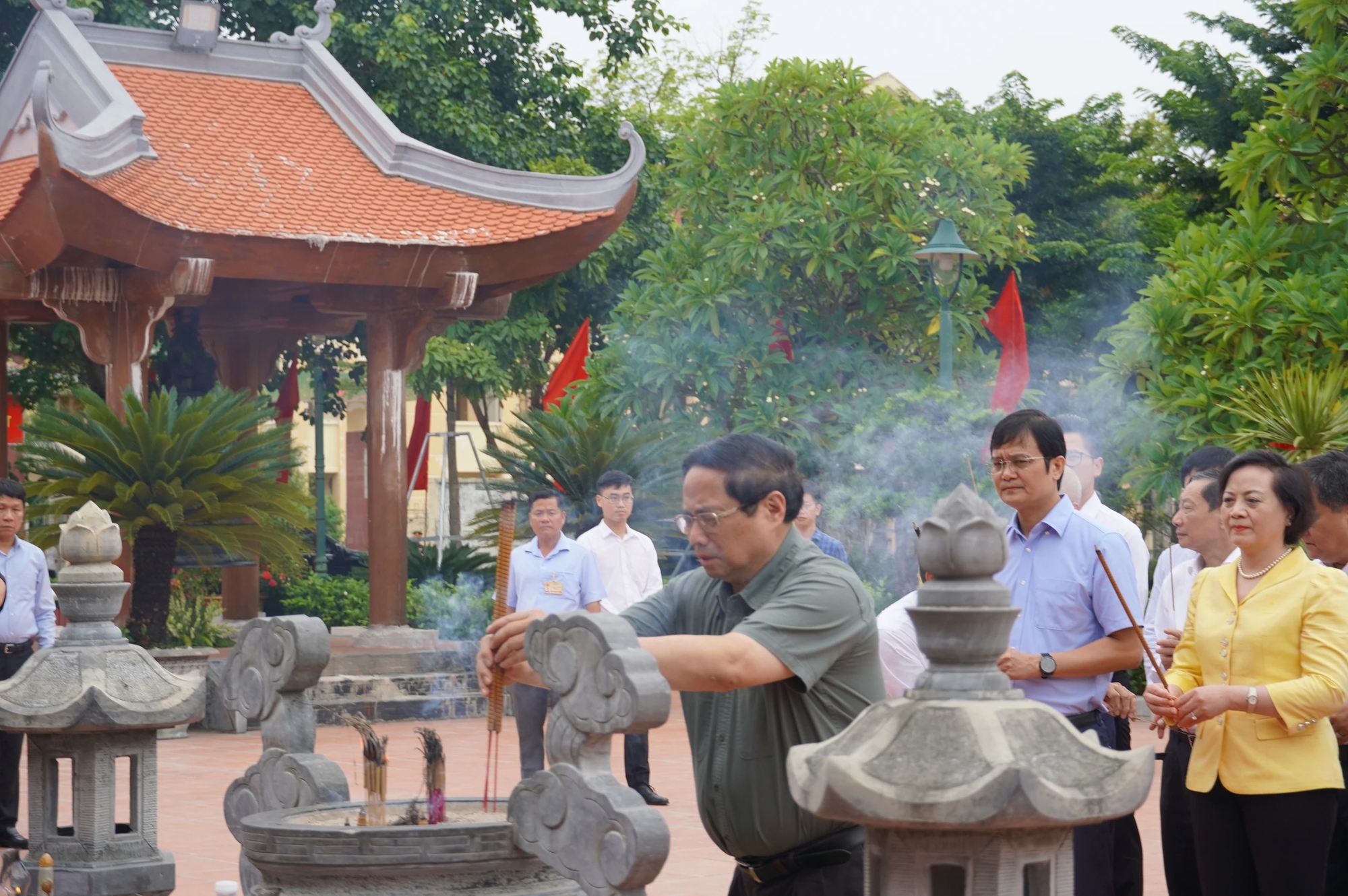 Thủ tướng Phạm Minh Ch&iacute;nh d&acirc;ng hương tưởng niệm B&aacute;c Hồ v&agrave; c&aacute;c Anh h&ugrave;ng liệt sĩ tại Quảng Trị- Ảnh 4.