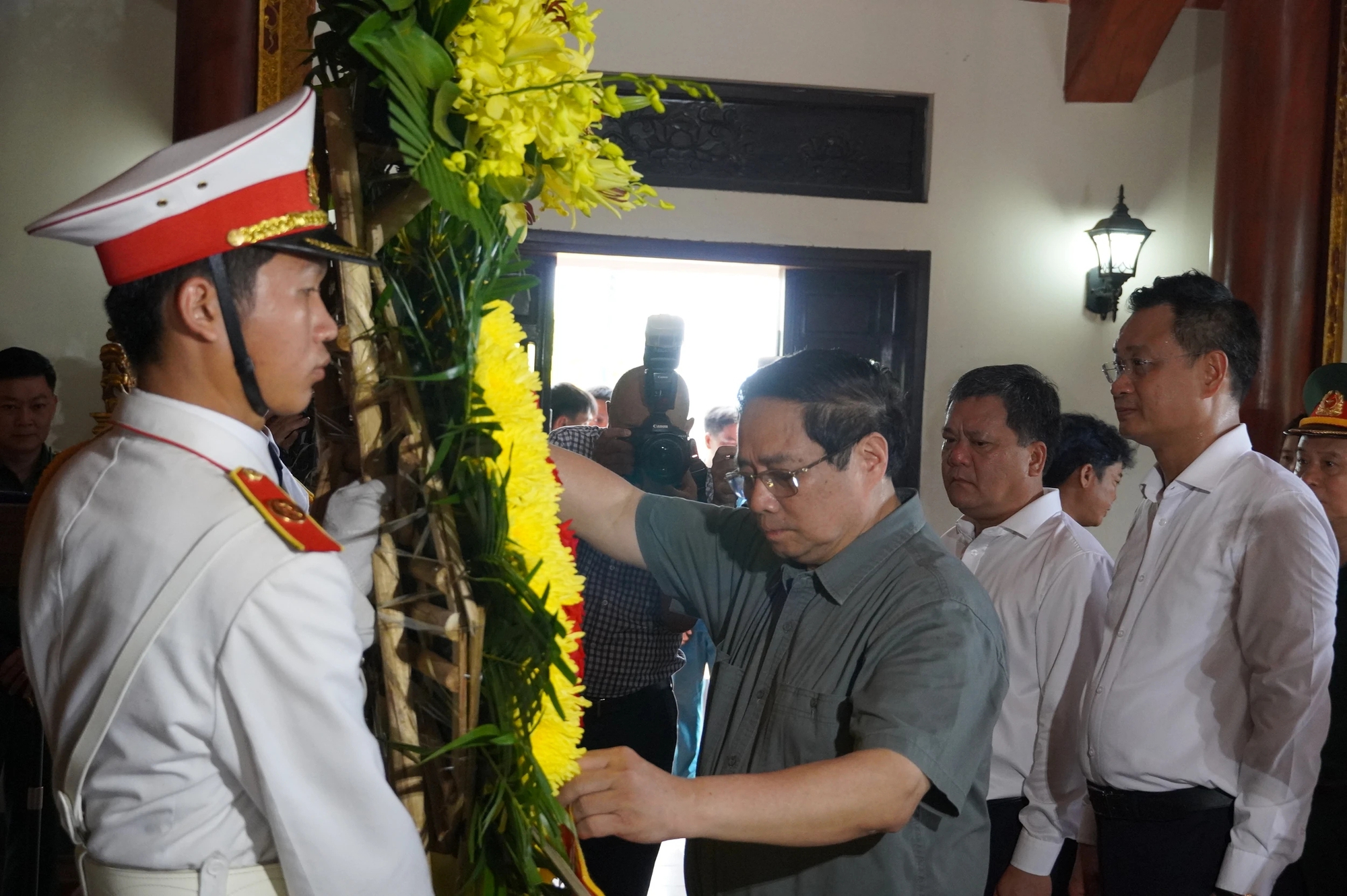 Thủ tướng Phạm Minh Ch&iacute;nh d&acirc;ng hương tưởng niệm B&aacute;c Hồ v&agrave; c&aacute;c Anh h&ugrave;ng liệt sĩ tại Quảng Trị- Ảnh 5.