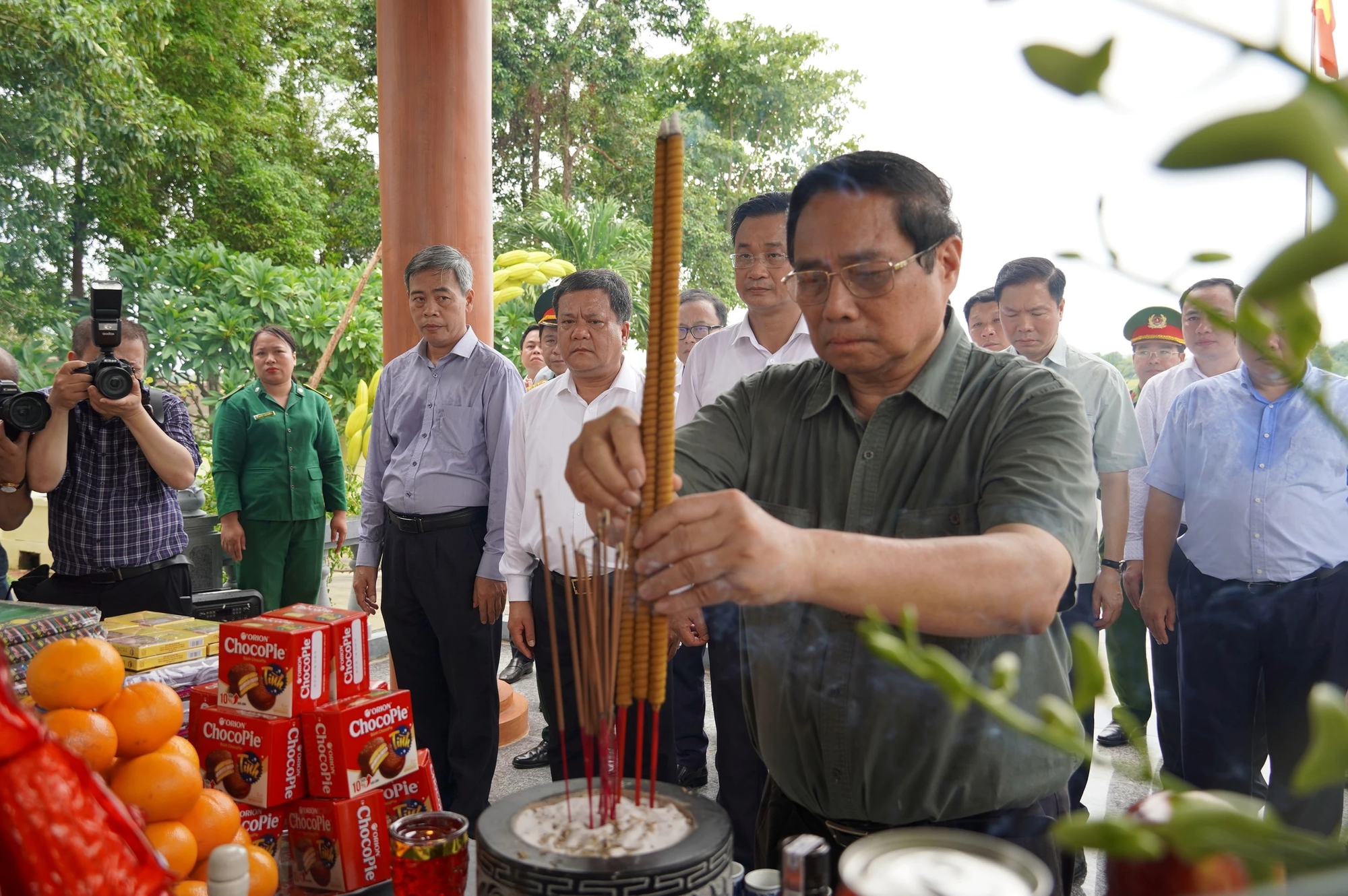 Thủ tướng Phạm Minh Ch&iacute;nh d&acirc;ng hương tưởng niệm B&aacute;c Hồ v&agrave; c&aacute;c Anh h&ugrave;ng liệt sĩ tại Quảng Trị- Ảnh 6.
