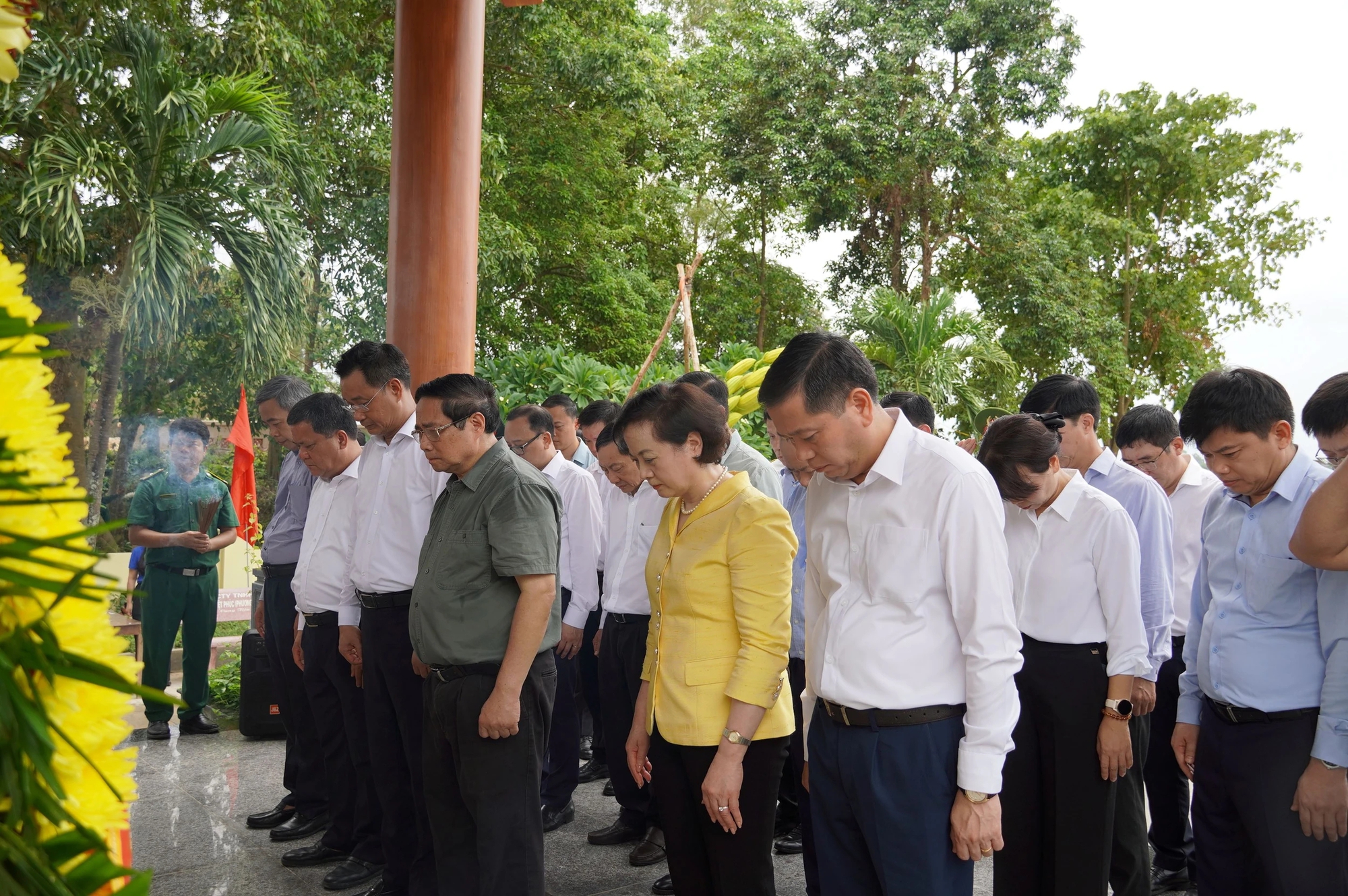 Thủ tướng Phạm Minh Ch&iacute;nh d&acirc;ng hương tưởng niệm B&aacute;c Hồ v&agrave; c&aacute;c Anh h&ugrave;ng liệt sĩ tại Quảng Trị- Ảnh 7.