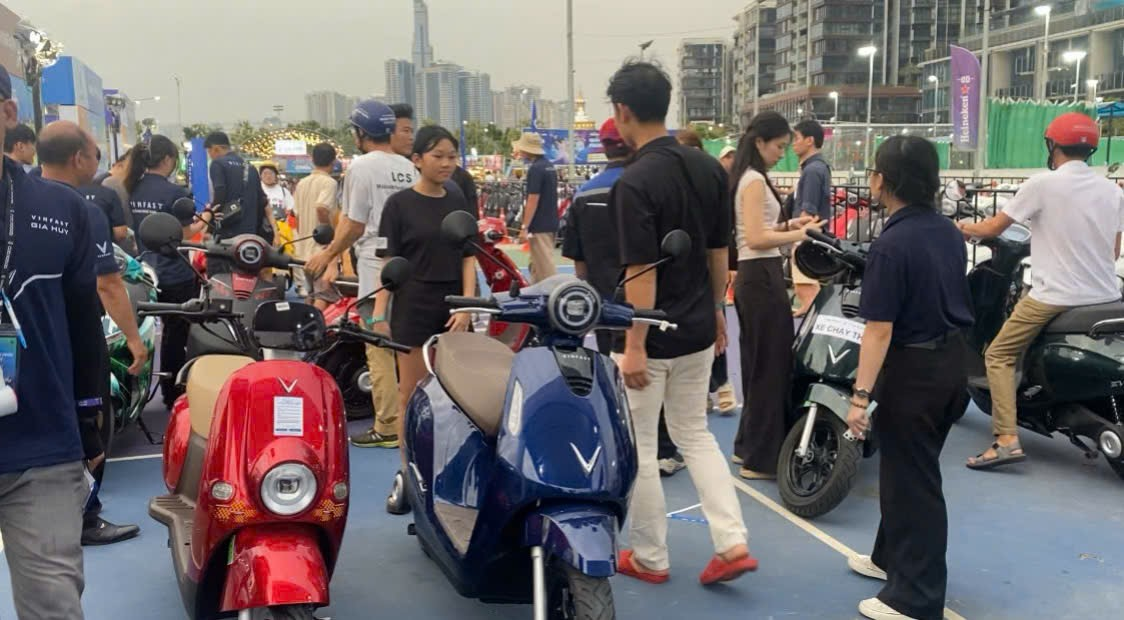 Hàng ngàn người dân TP HCM đổi xe xăng lấy xe máy điện VinFast - Ảnh 1.