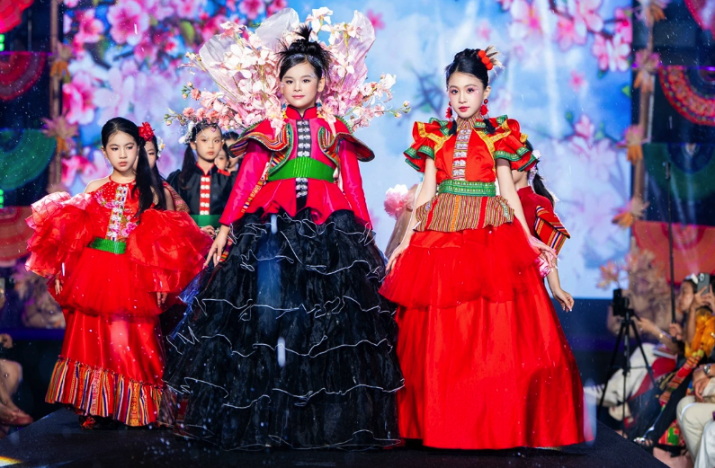 Thổ cẩm, khèn môi, váy xòe rực rỡ trên sàn catwalk- Ảnh 1.