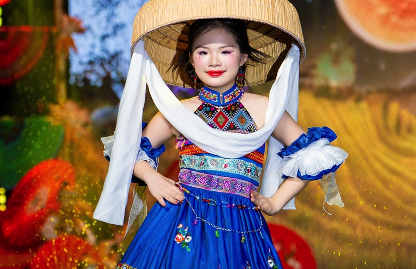 Thổ cẩm, khèn môi, váy xòe rực rỡ trên sàn catwalk- Ảnh 6.